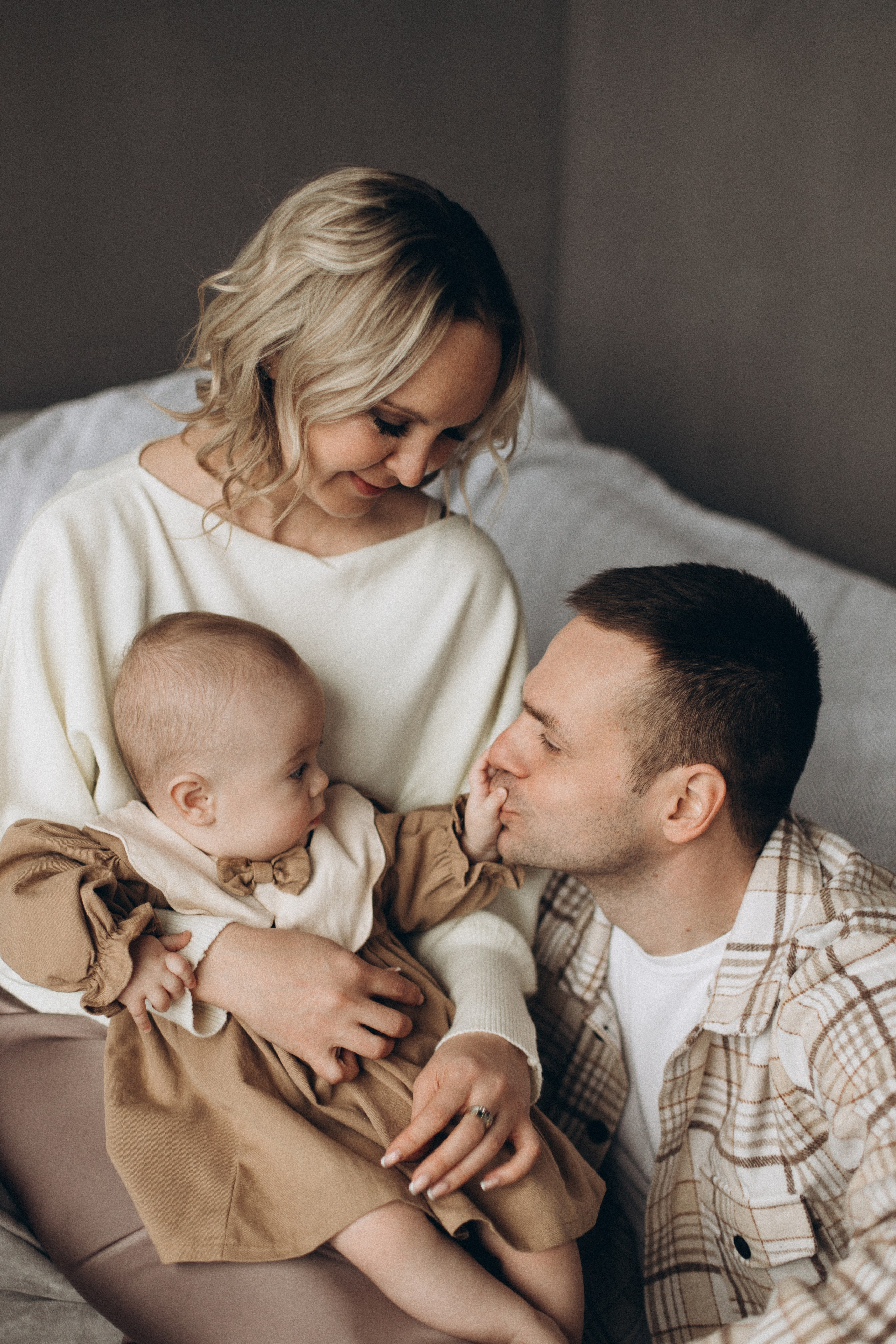 Семейная съемка с малышом в студии. Семейный фотограф в Чехове