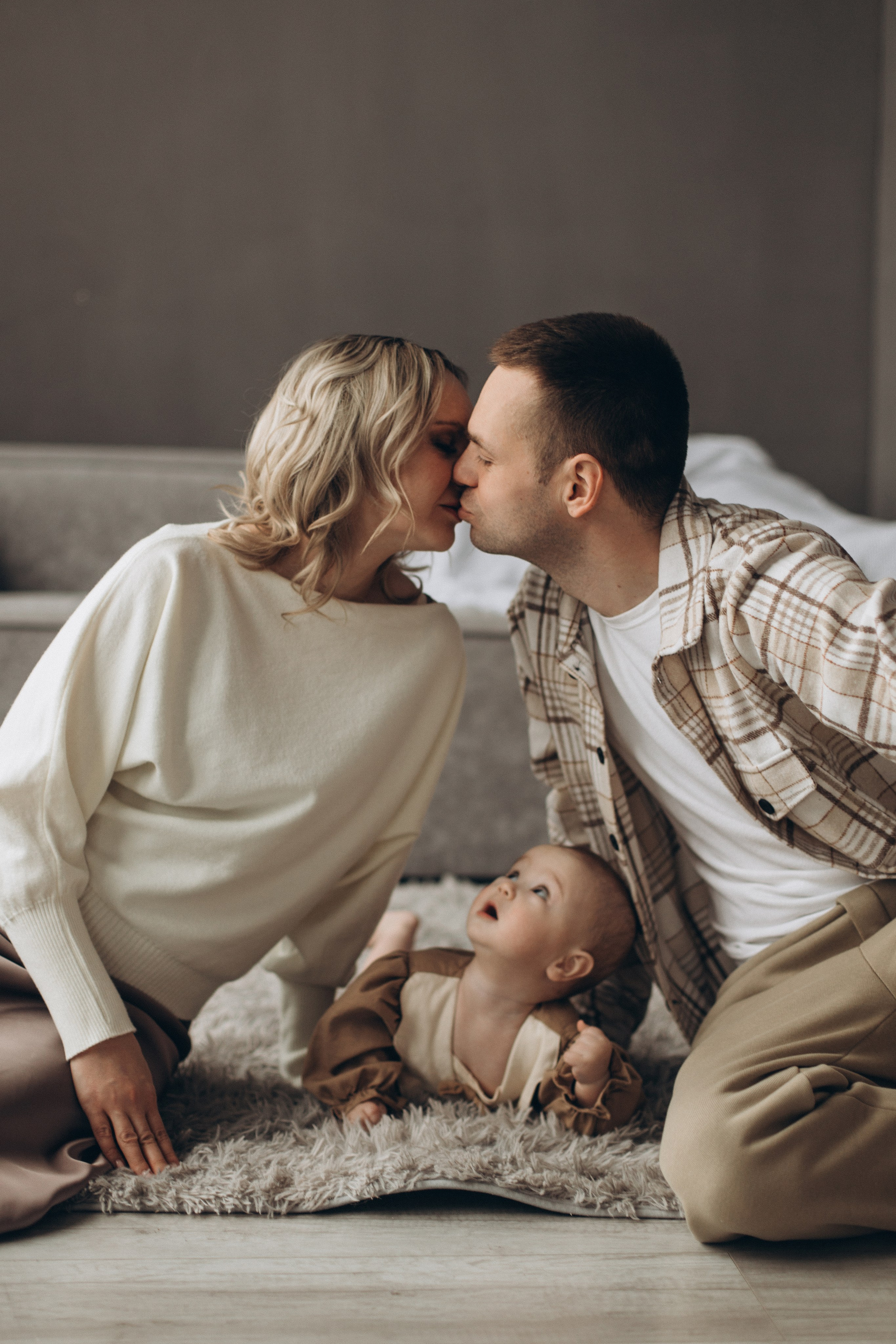 Семейная съемка с малышом в студии. Семейный фотограф в Чехове