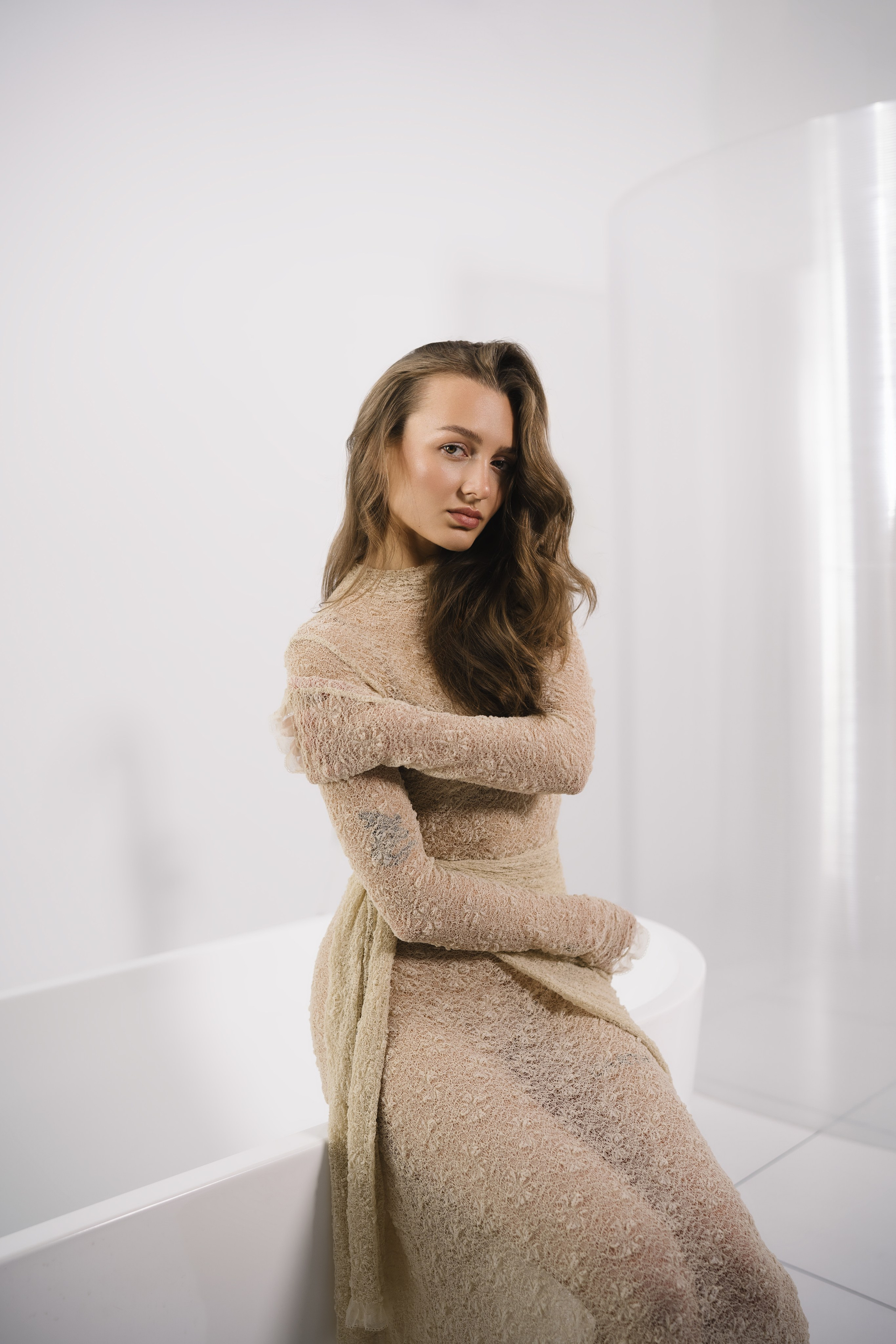 Полина —  элегантная съемка в нежном бежевом платье: мягкие фактуры и светлая палитра. Фотограф в Екатеринбурге Мария Меньщикова