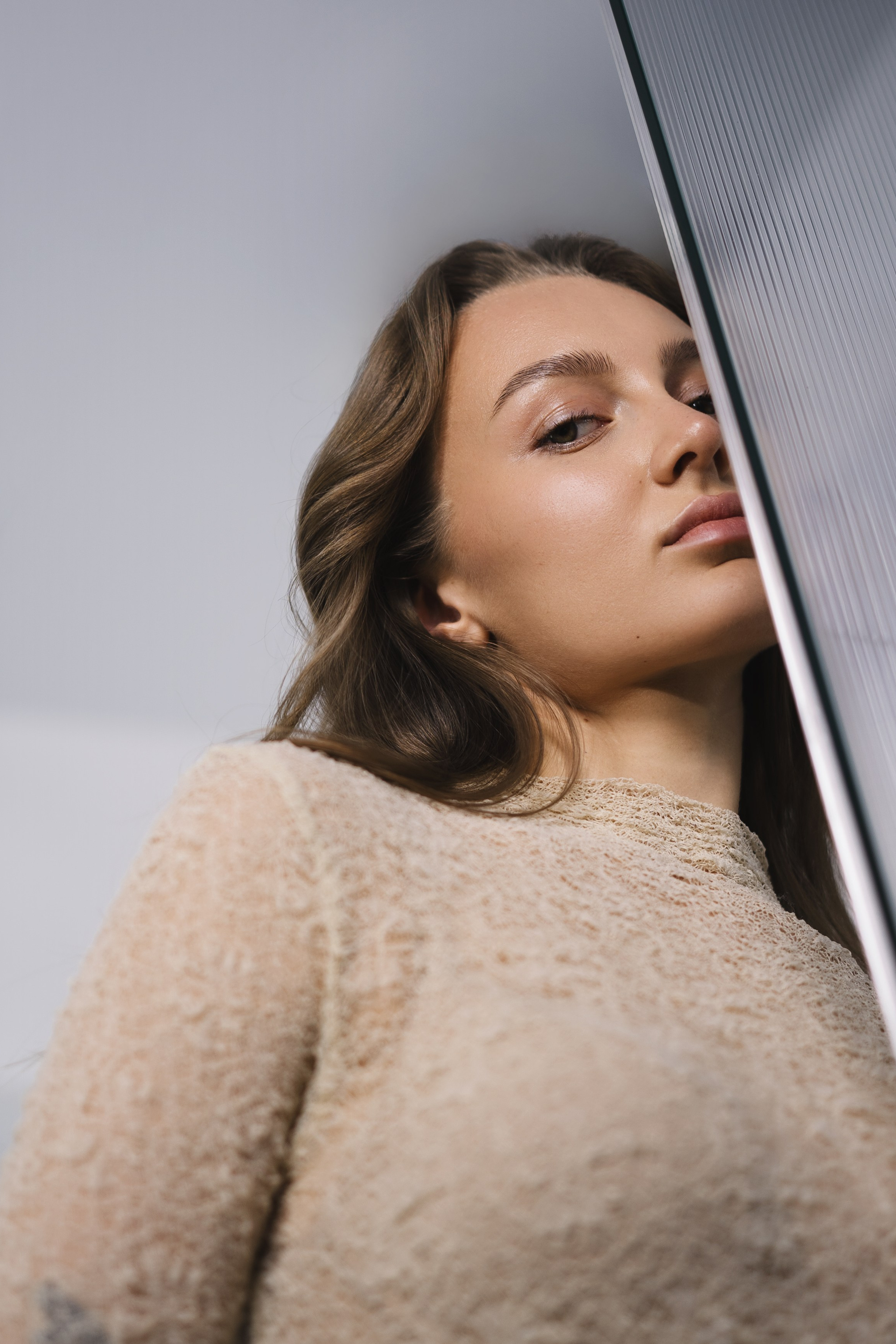 Полина —  элегантная съемка в нежном бежевом платье: мягкие фактуры и светлая палитра. Фотограф в Екатеринбурге Мария Меньщикова