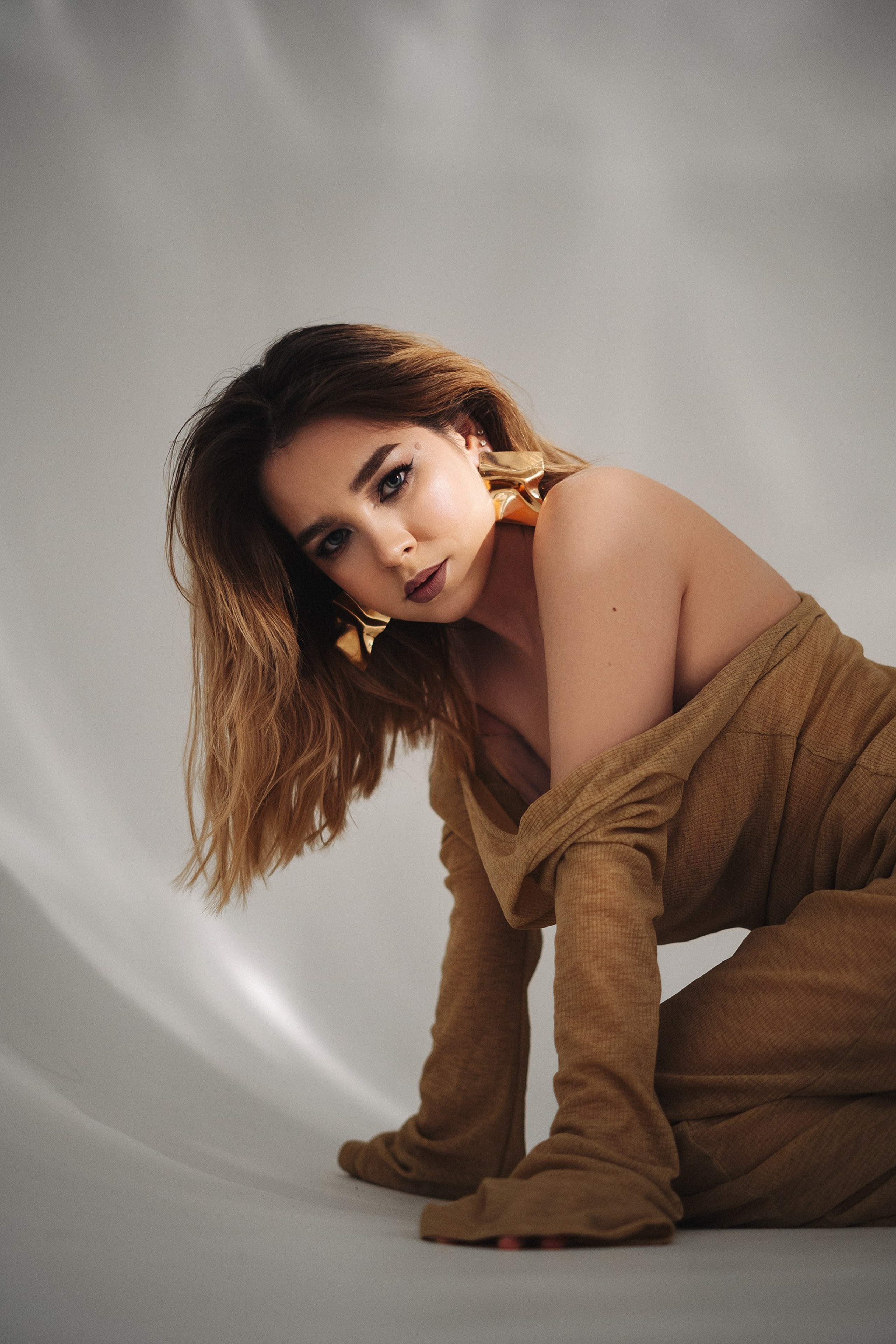 Алина — портретная съемка на циклораме с использованием гибкого зеркала. Фотограф в Екатеринбурге Мария Меньщикова