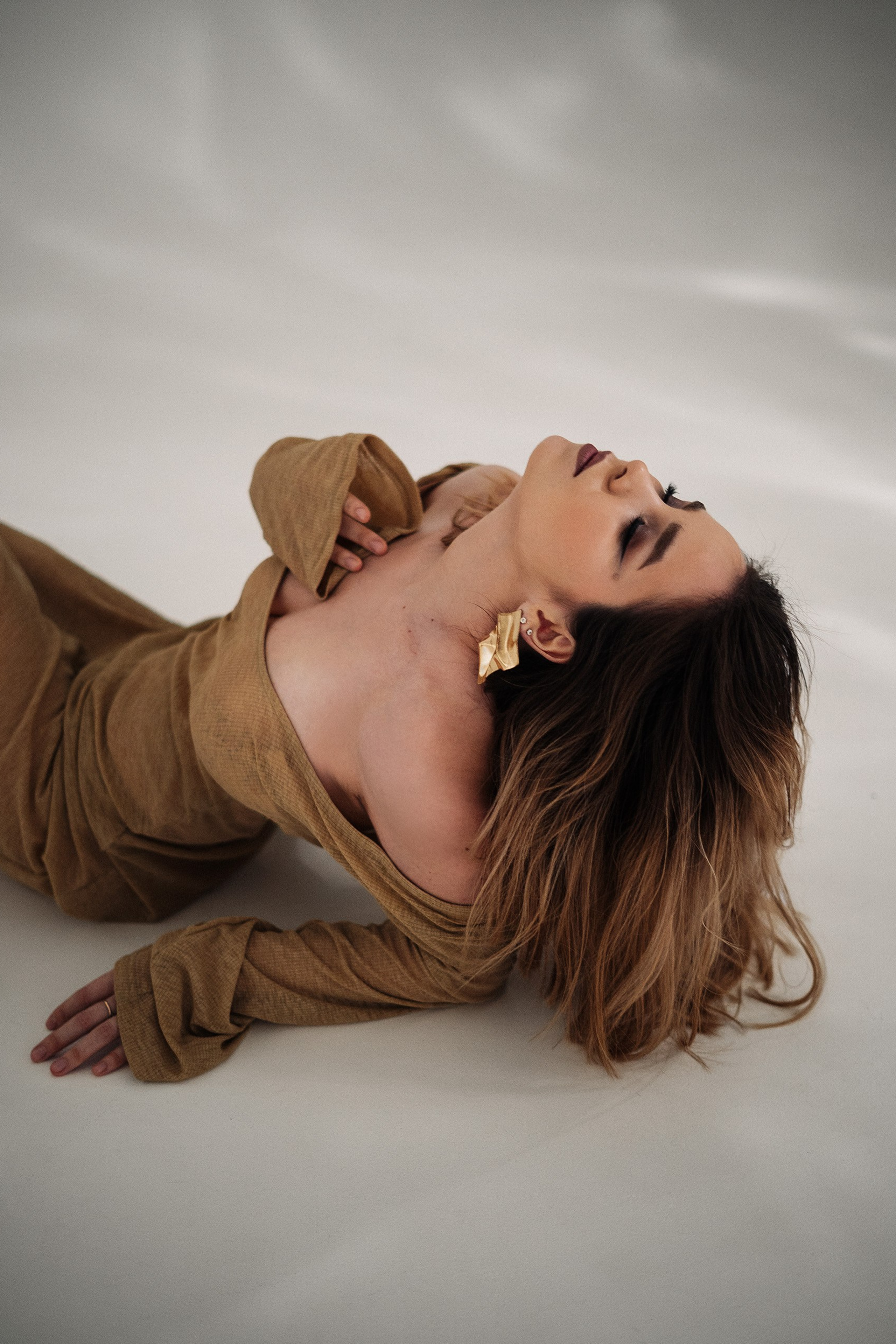 Алина — портретная съемка на циклораме с использованием гибкого зеркала. Фотограф в Екатеринбурге Мария Меньщикова