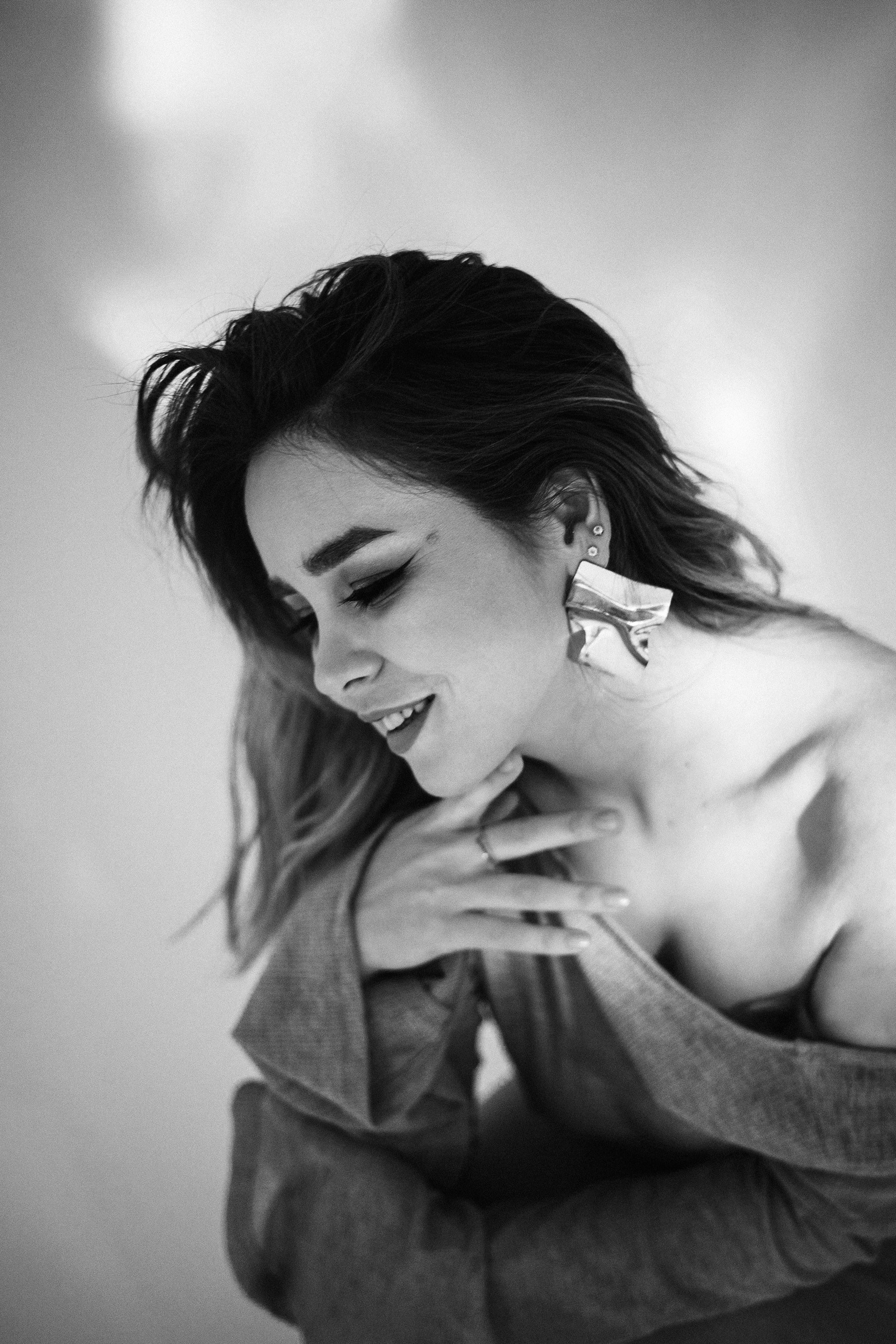 Алина — портретная съемка на циклораме с использованием гибкого зеркала. Фотограф в Екатеринбурге Мария Меньщикова