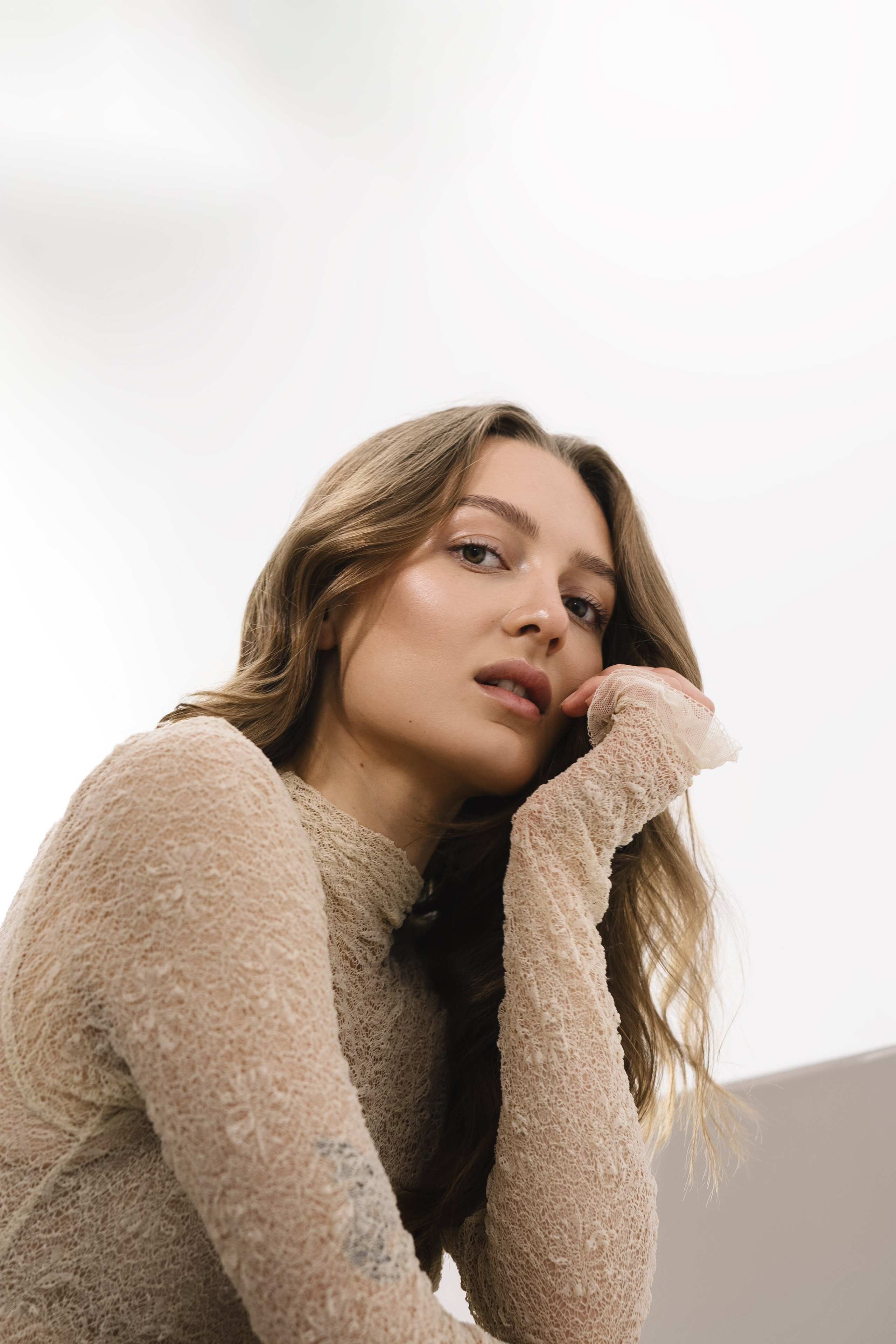 Полина —  элегантная съемка в нежном бежевом платье: мягкие фактуры и светлая палитра. Фотограф в Екатеринбурге Мария Меньщикова