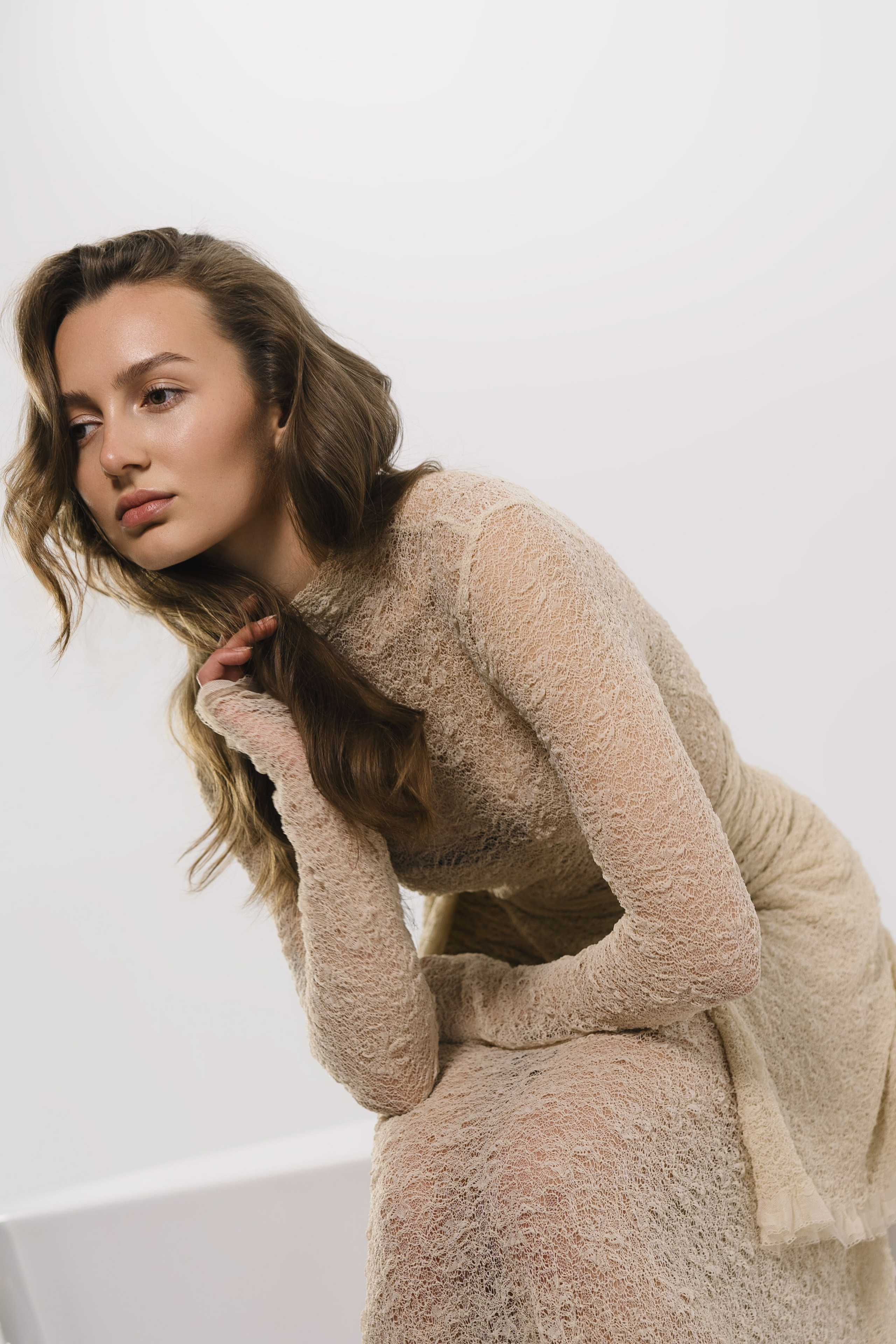 Полина —  элегантная съемка в нежном бежевом платье: мягкие фактуры и светлая палитра. Фотограф в Екатеринбурге Мария Меньщикова