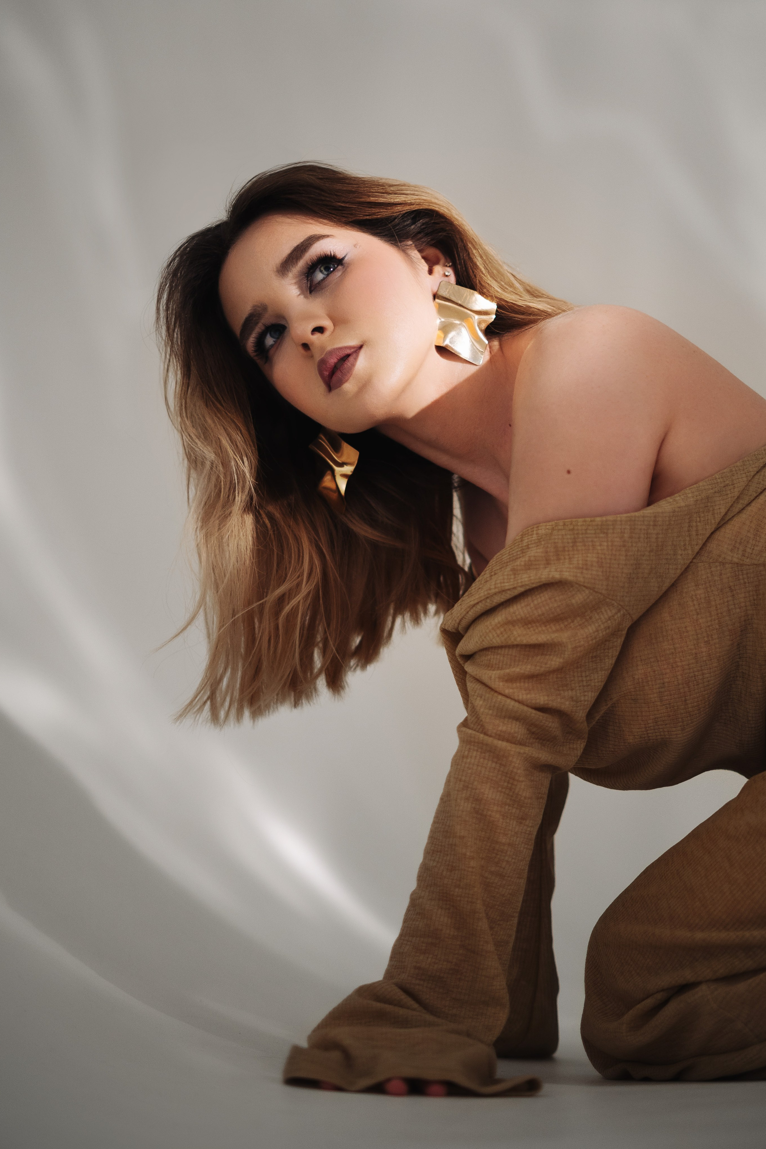 Алина — портретная съемка на циклораме с использованием гибкого зеркала. Фотограф в Екатеринбурге Мария Меньщикова