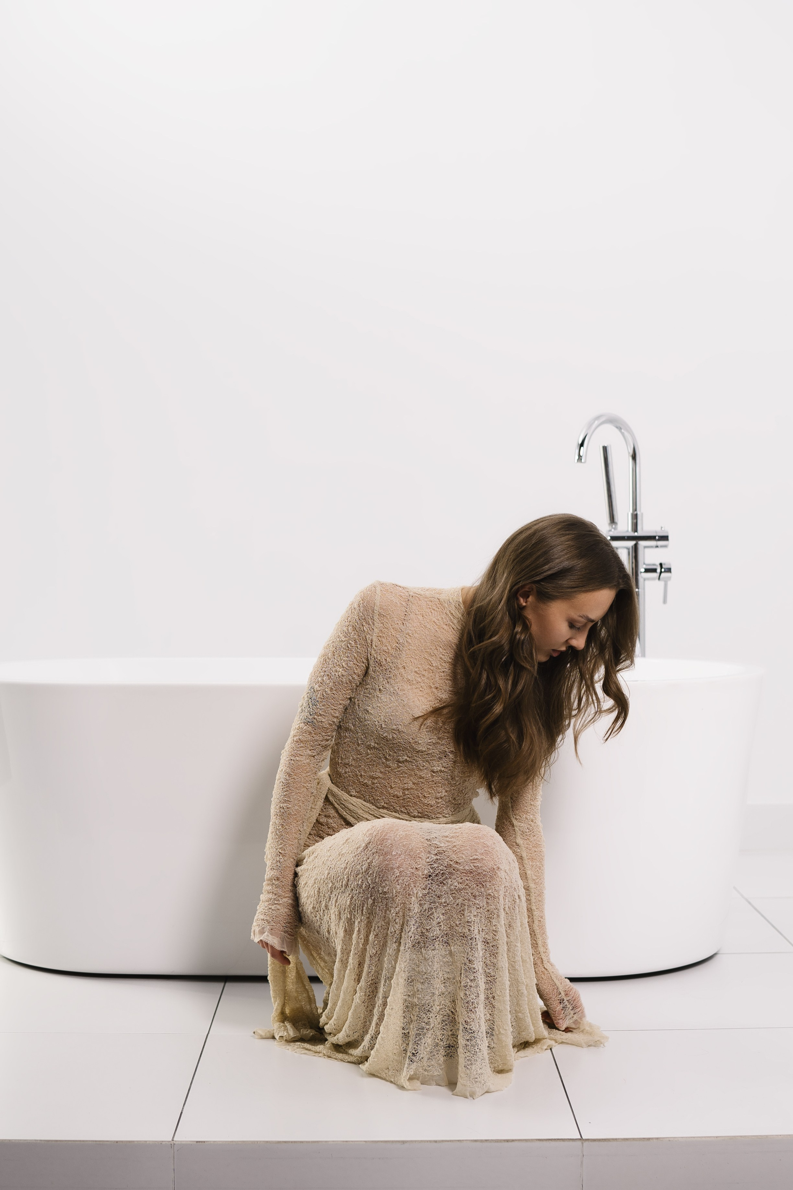 Полина —  элегантная съемка в нежном бежевом платье: мягкие фактуры и светлая палитра. Фотограф в Екатеринбурге Мария Меньщикова