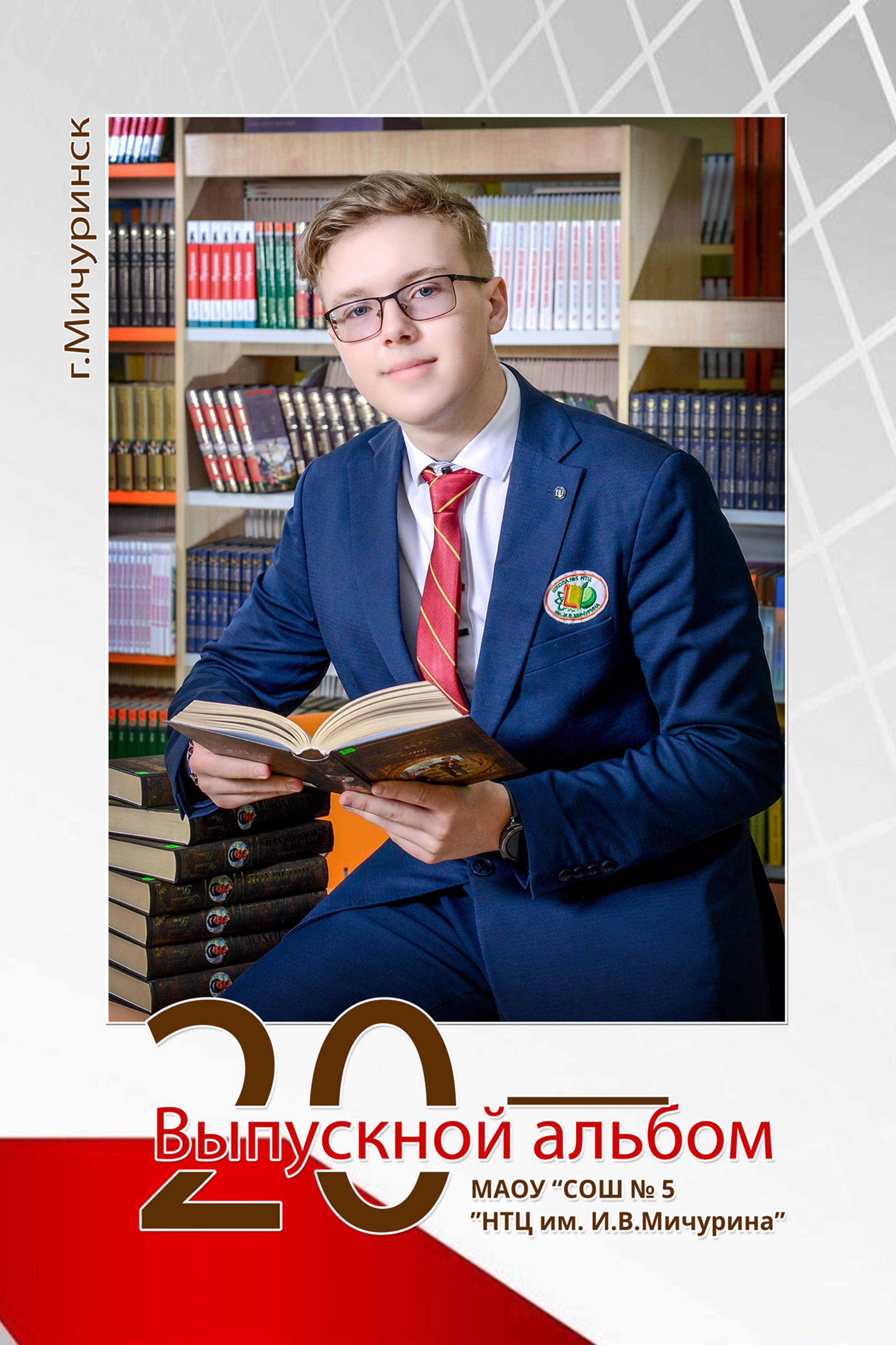 Книга на 8 разворотов. Цена — 4400р.