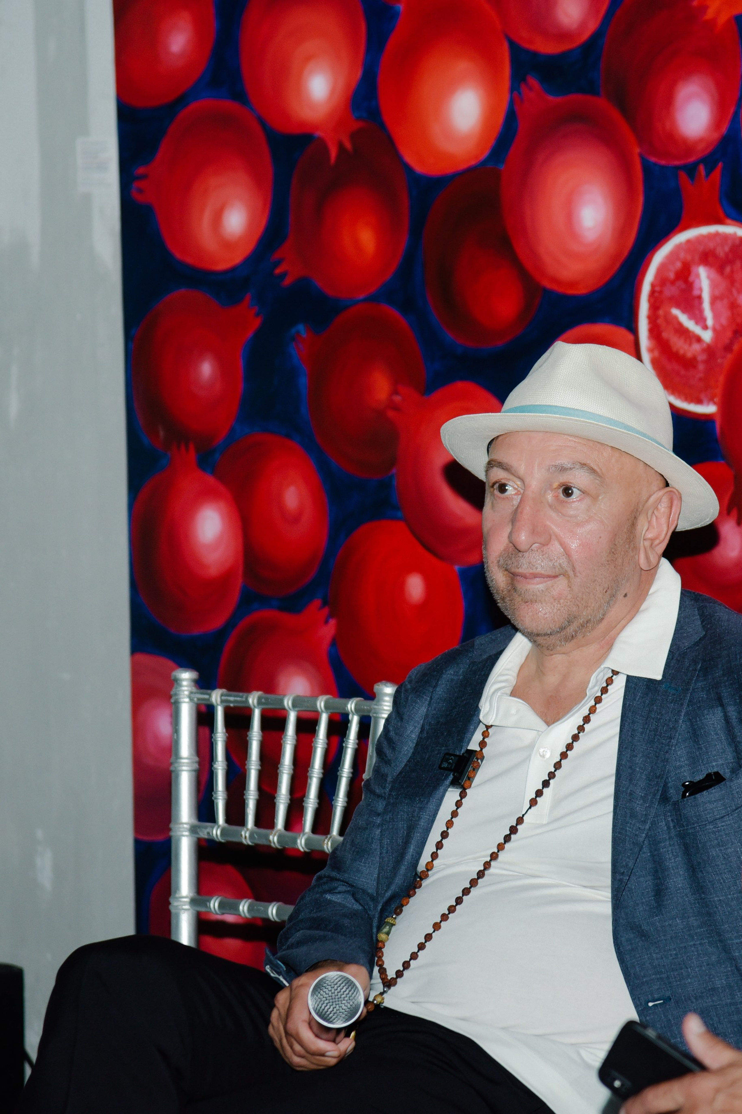 Александр Дильбази Игра взглядов в гранатовом саду