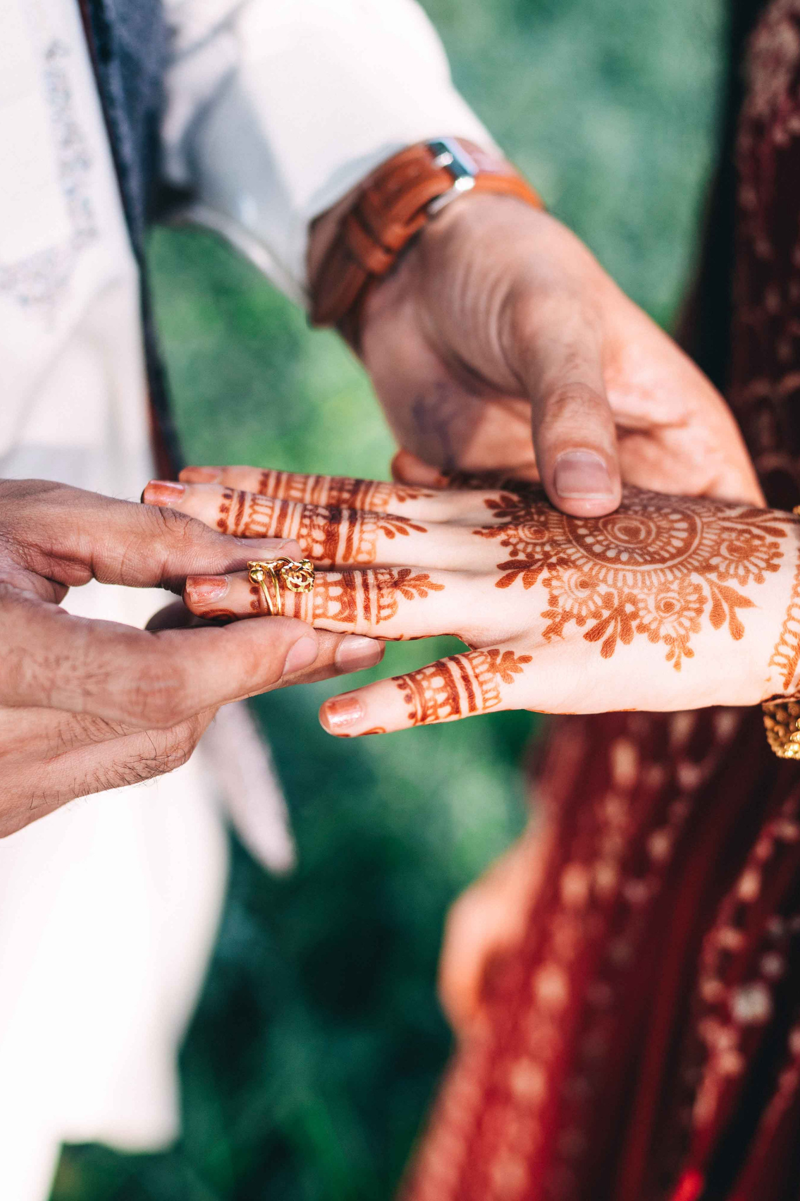 после загса в&nbsp;парке в&nbsp;национальной одежде