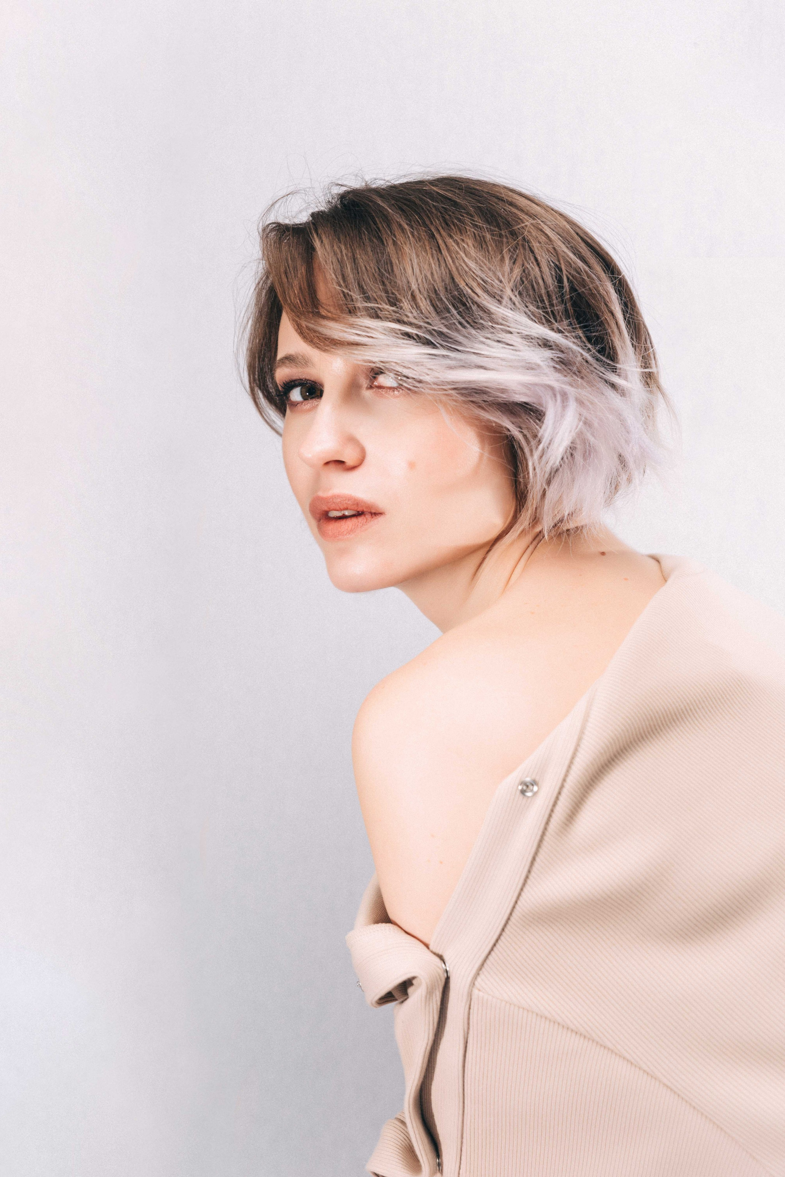 Саша и&nbsp;вино | портреты на&nbsp;белом фоне