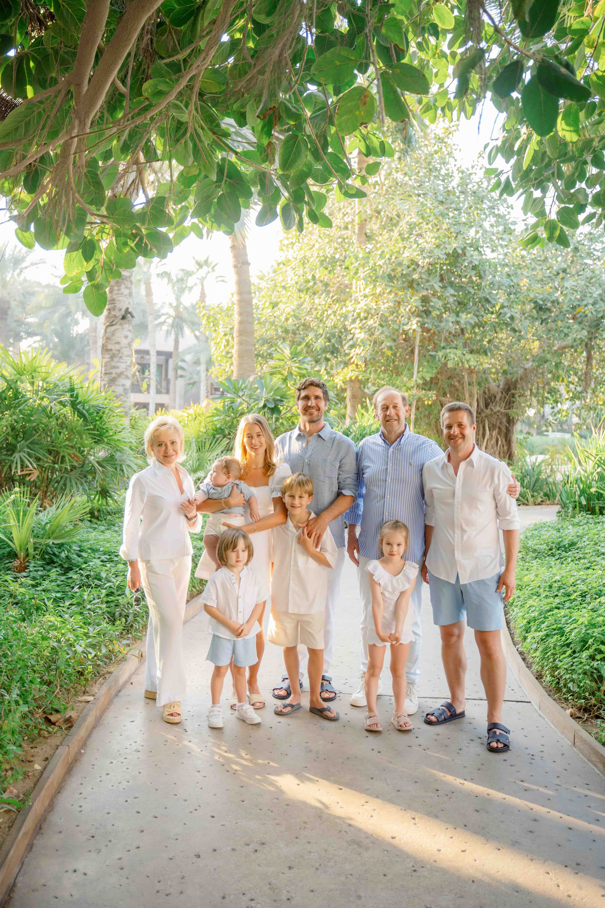 Фотосессия большой семьи в&nbsp;светлых тонах в&nbsp;зелени