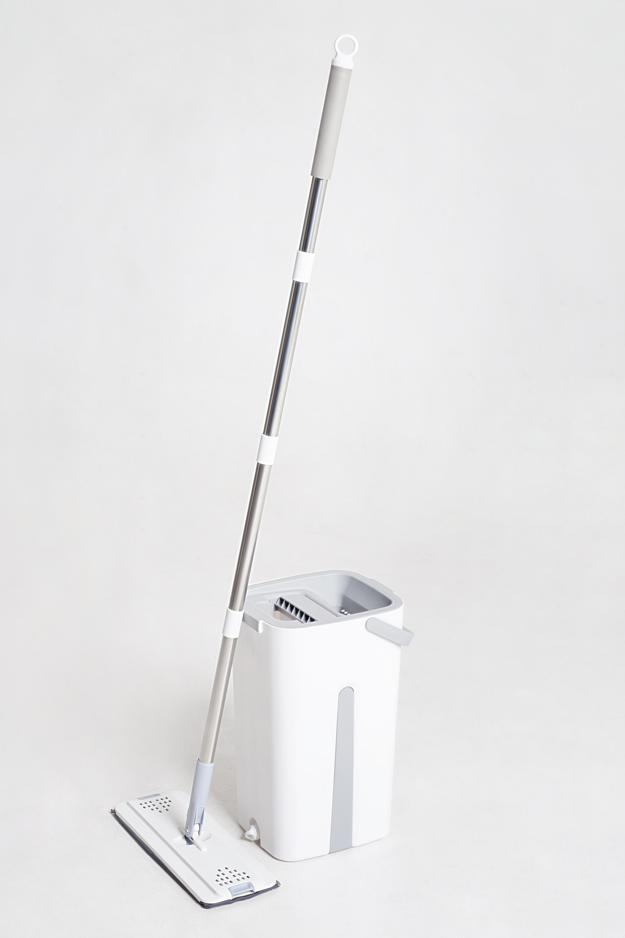 Швабра и коврики для ванной