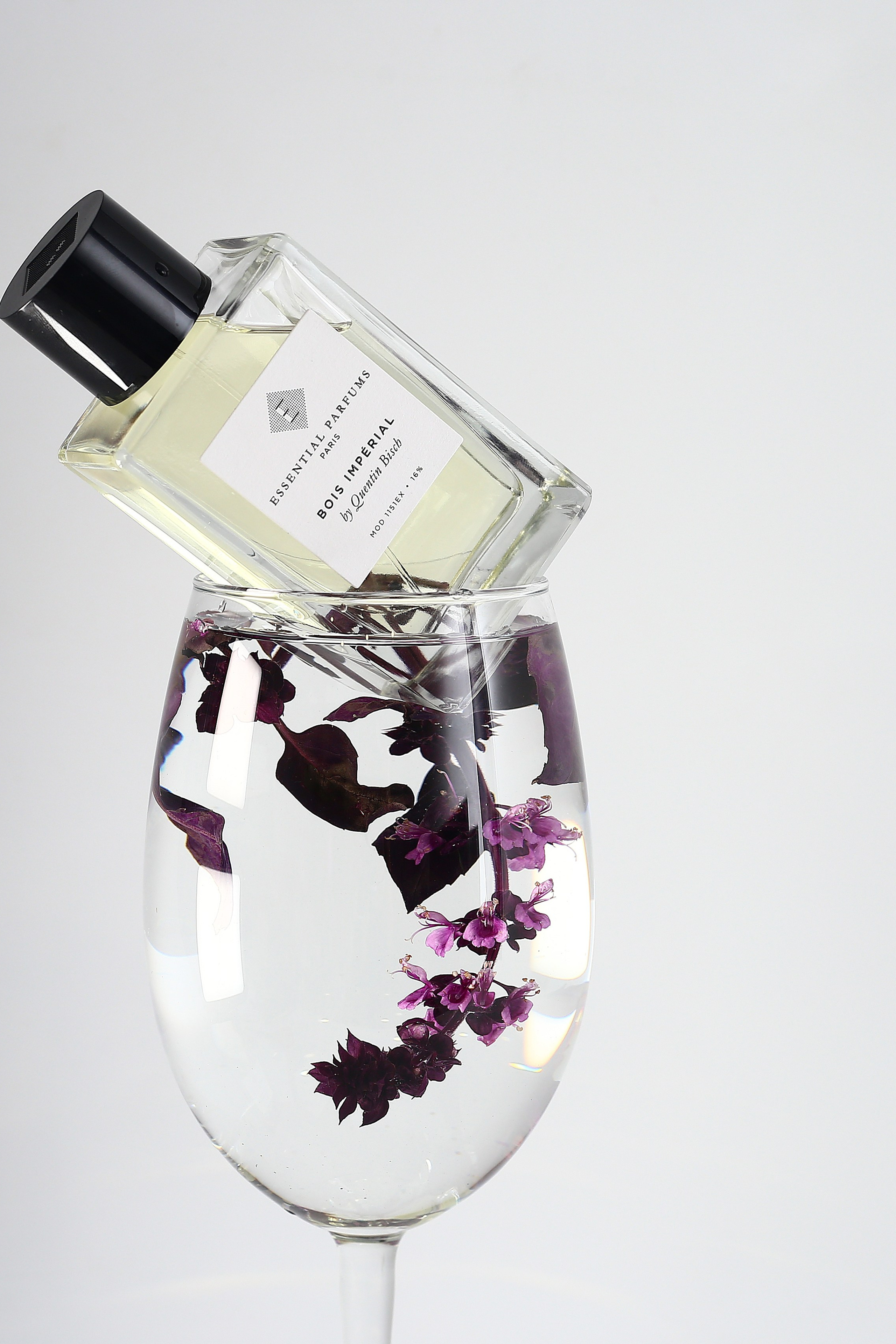 Парфюм в светлых тонах