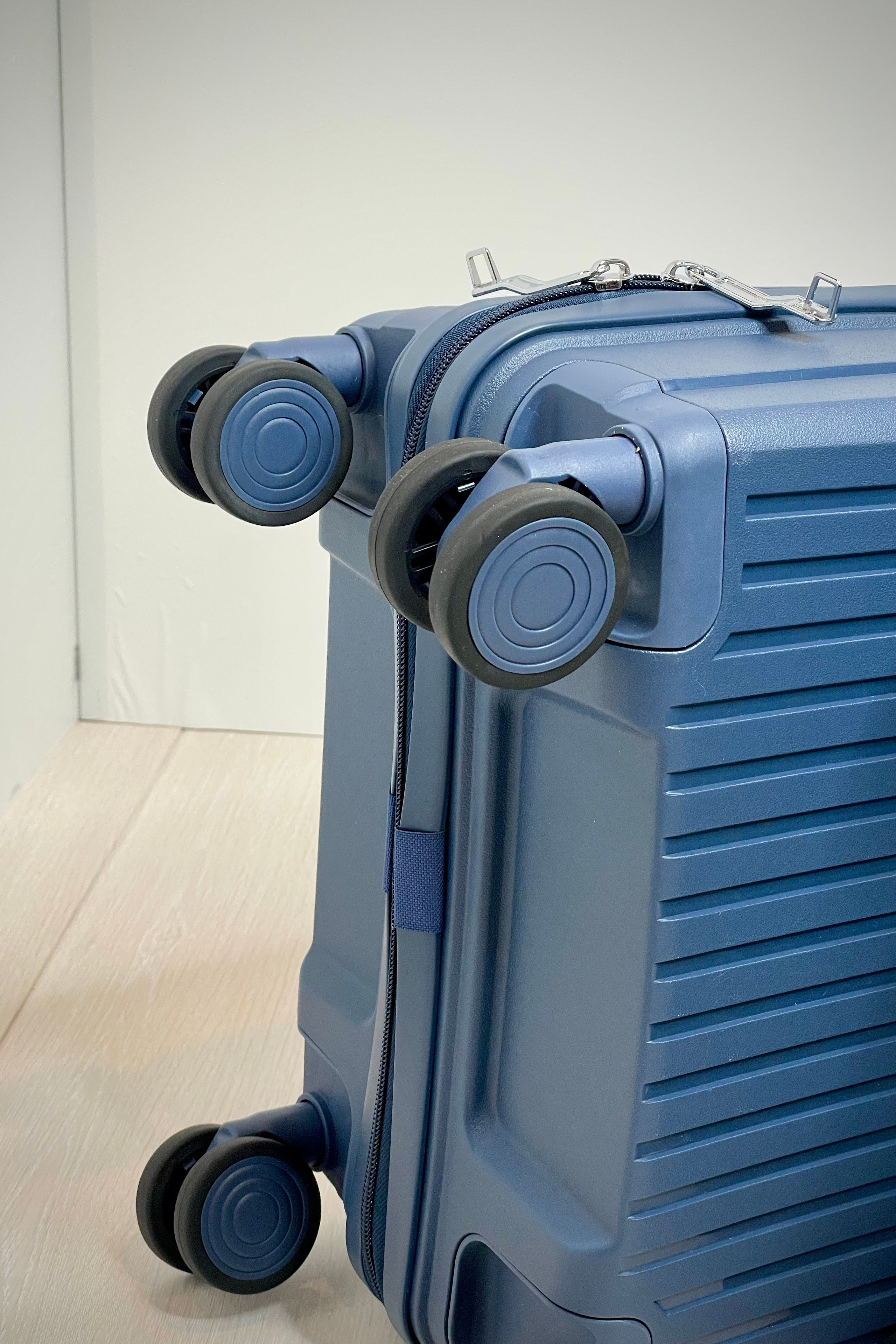 Купить чемодан на колесах ручная кладь. Купить чемодан на колесах в Москве