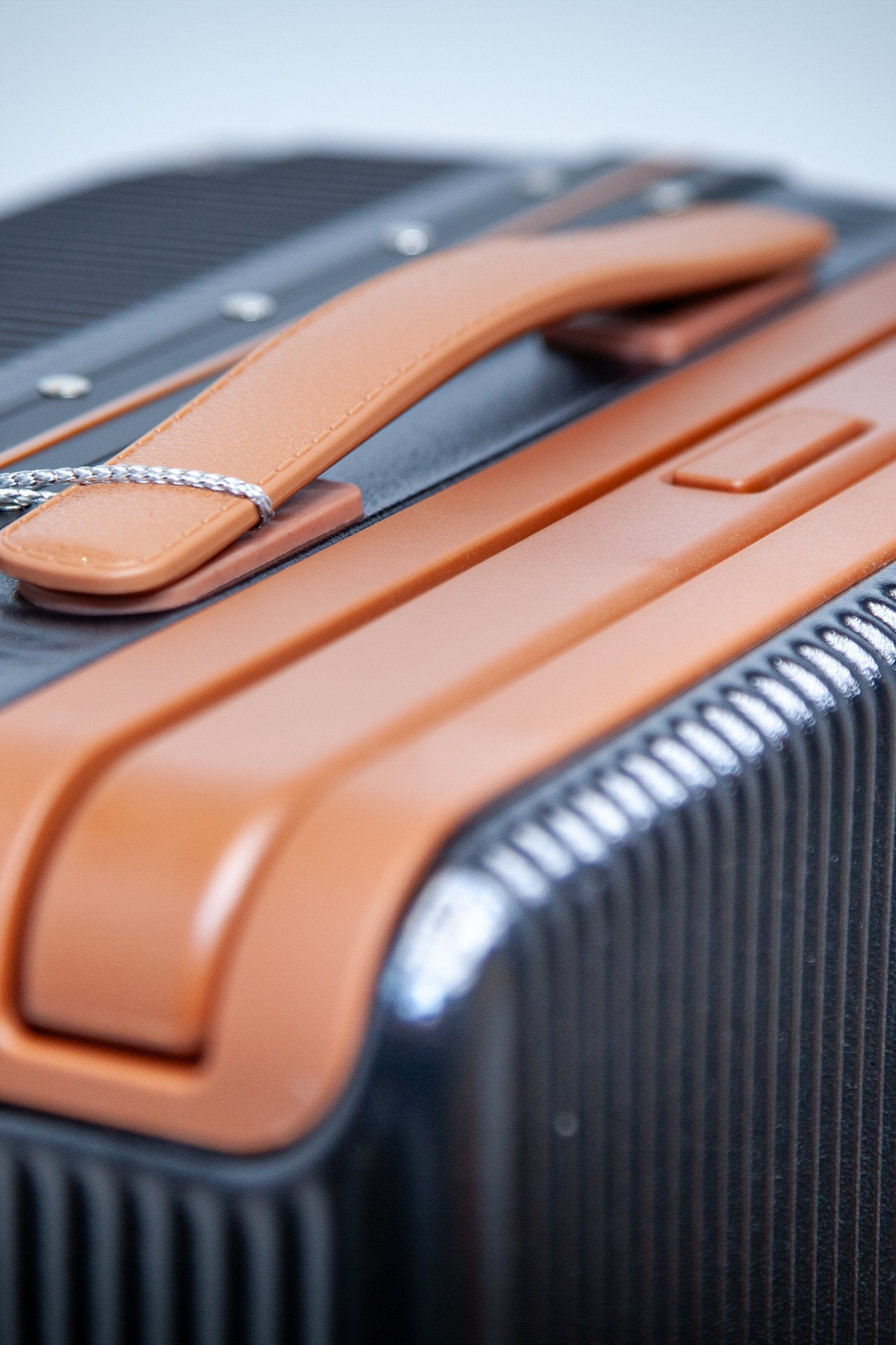 Недорогой желтый чемодан для ручной клади на&nbsp;колесах&nbsp;— легкие спиннеры S размера 55×37×25 см. Есть порт USB и подстаканник Из поликарбоната, 4 бесшумных колеса 360°, замок TSA. Идеально для самолёта, доставка по&nbsp;России, акции! ✈️