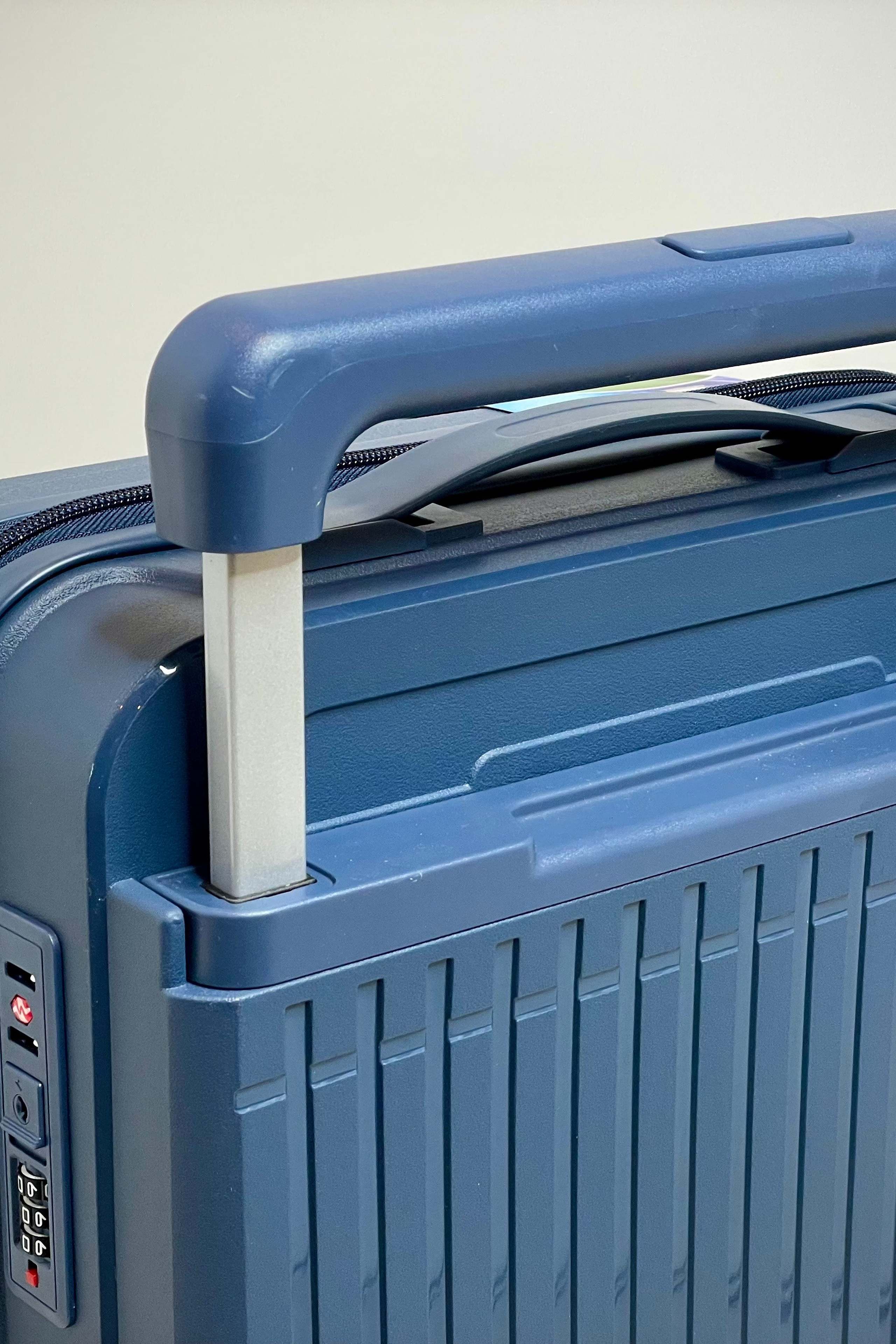 Купить чемодан на колесах ручная кладь. Купить чемодан на колесах в Москве