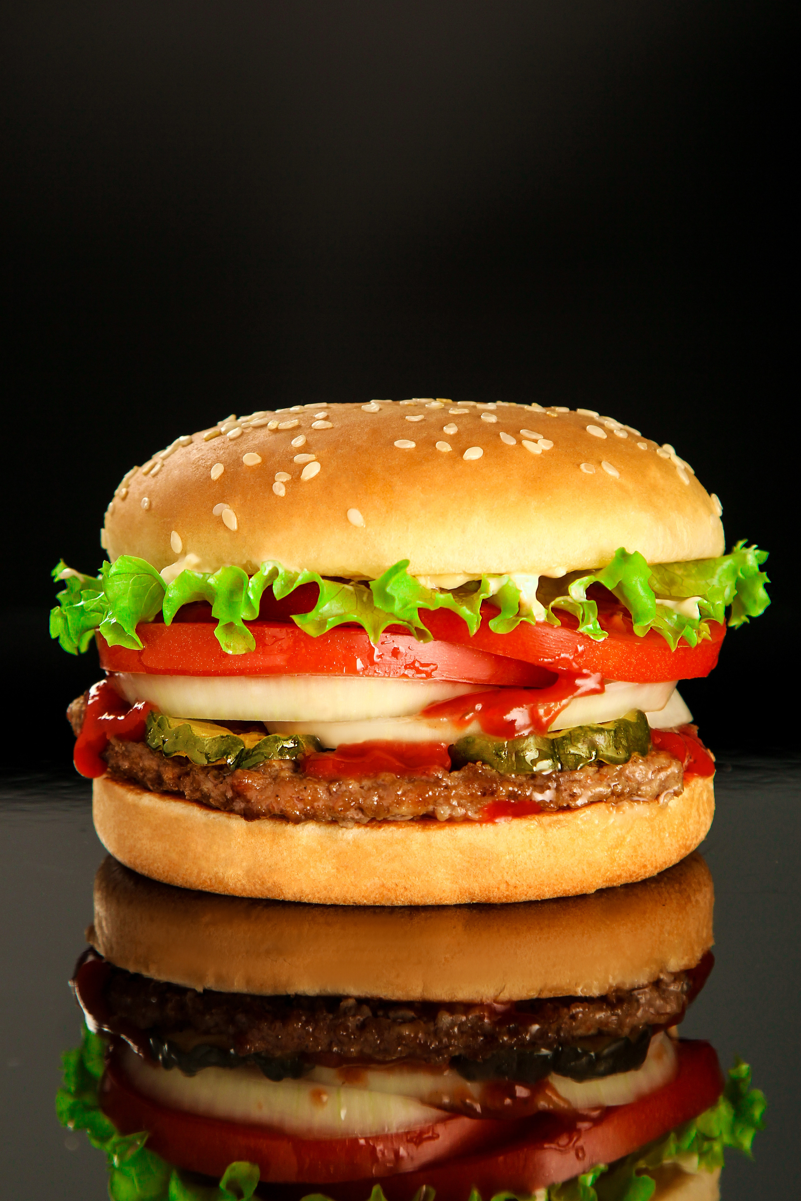 Сочный бургер с сыром на черном фоне — профессиональная фуд-фотосъемка в Санкт-Петербурге