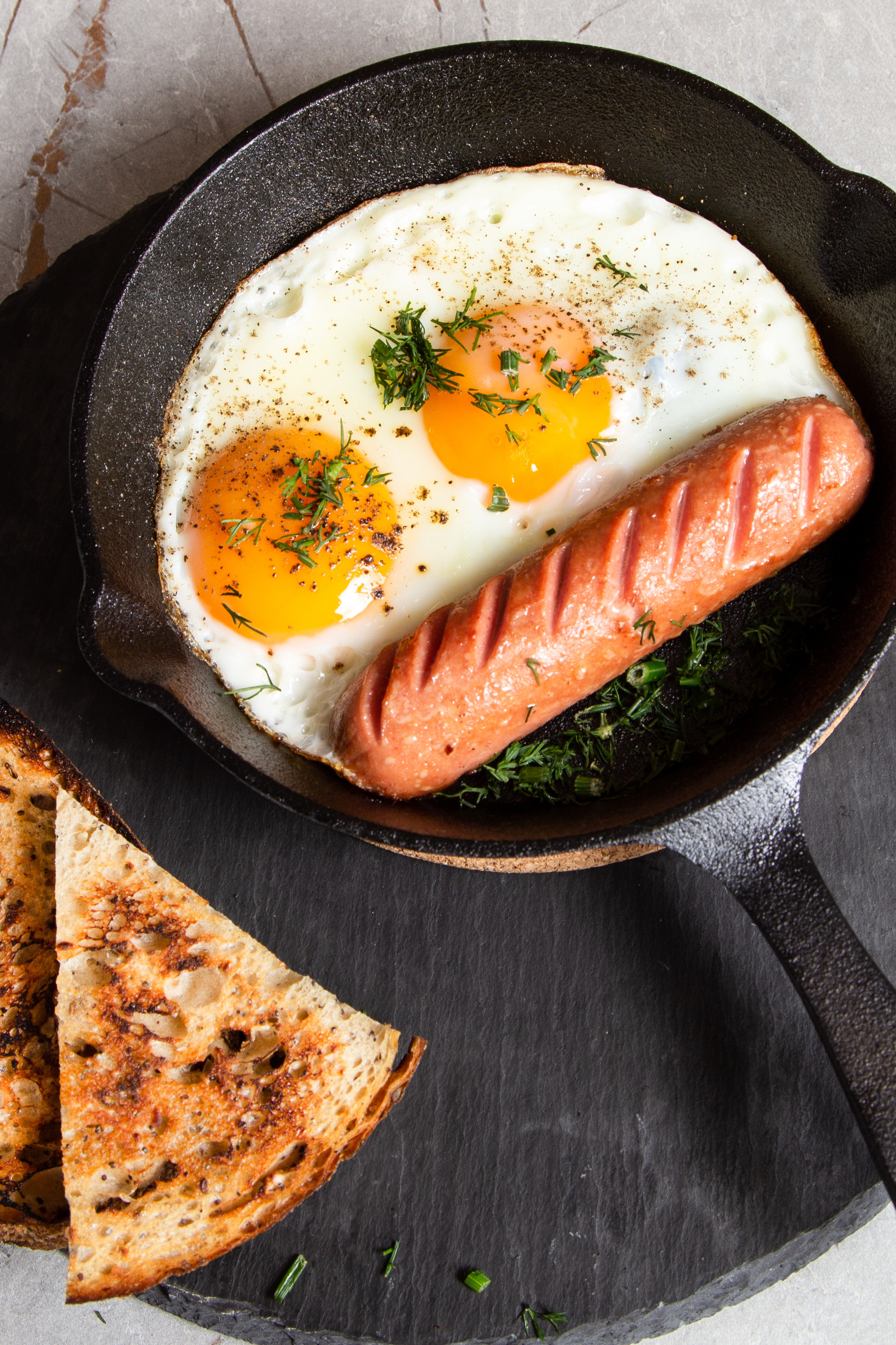 Яичница с сосиской на сковороде - фуд фото для соц.сетей в Санкт-Петербурге