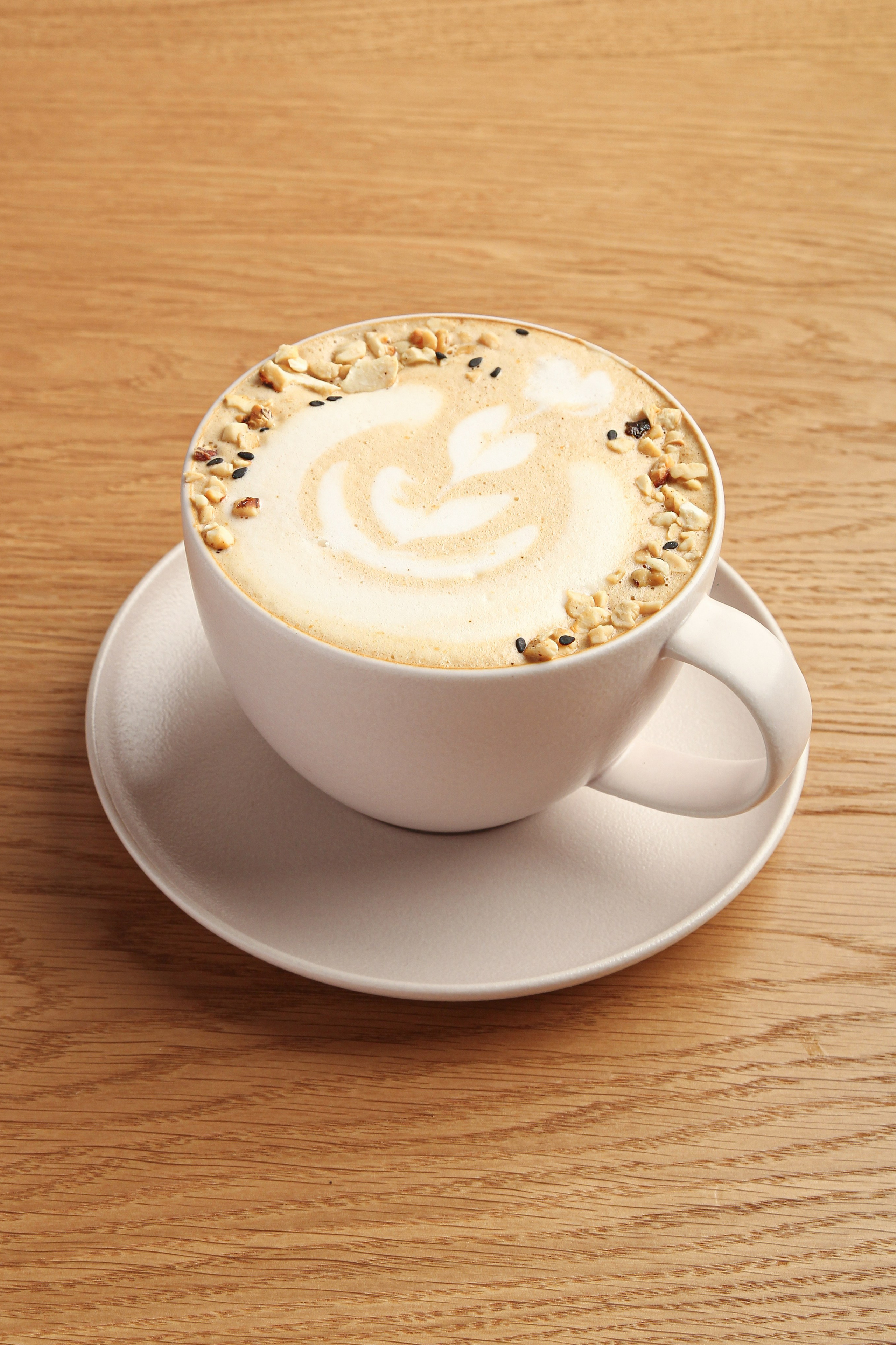 Фотография кофе / капучино в чашке / кофе с орешками