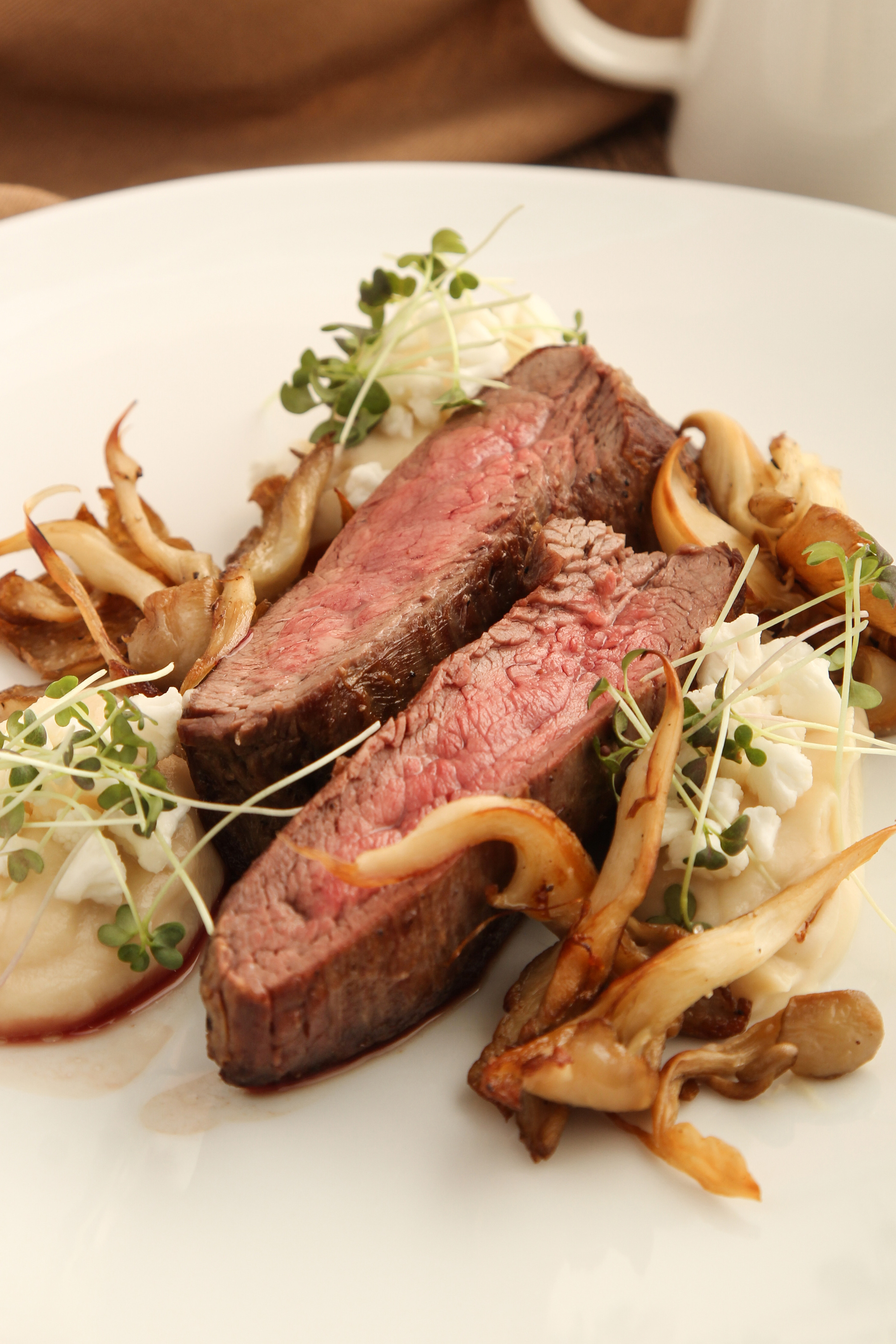 Сочное мясо - ресторанная подача - профессиональная фуд-фотограф в Санкт-Петербурге