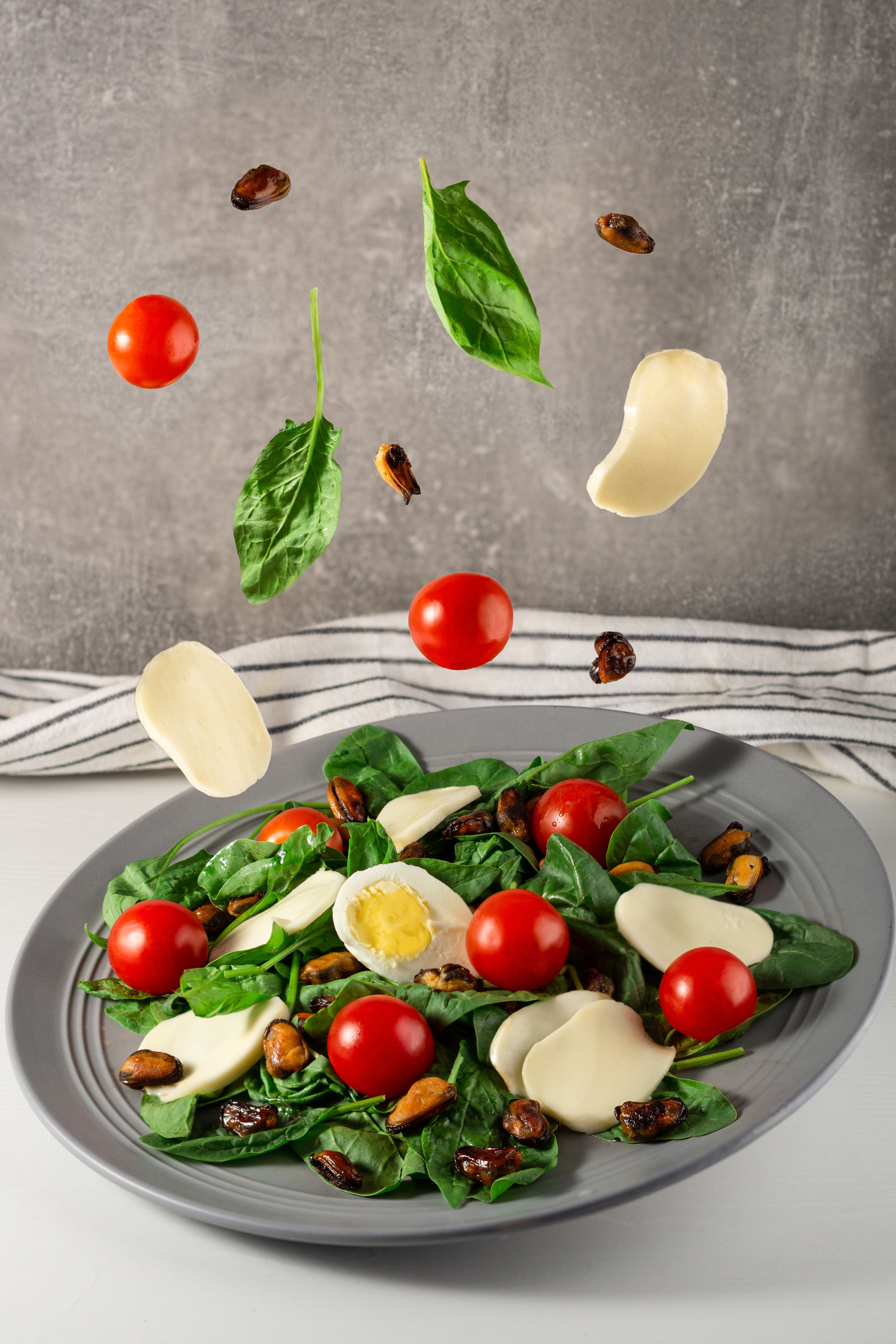 овощной салат с левитирующим эффектом - профессиональная фуд-фотограф в Санкт-Петербурге