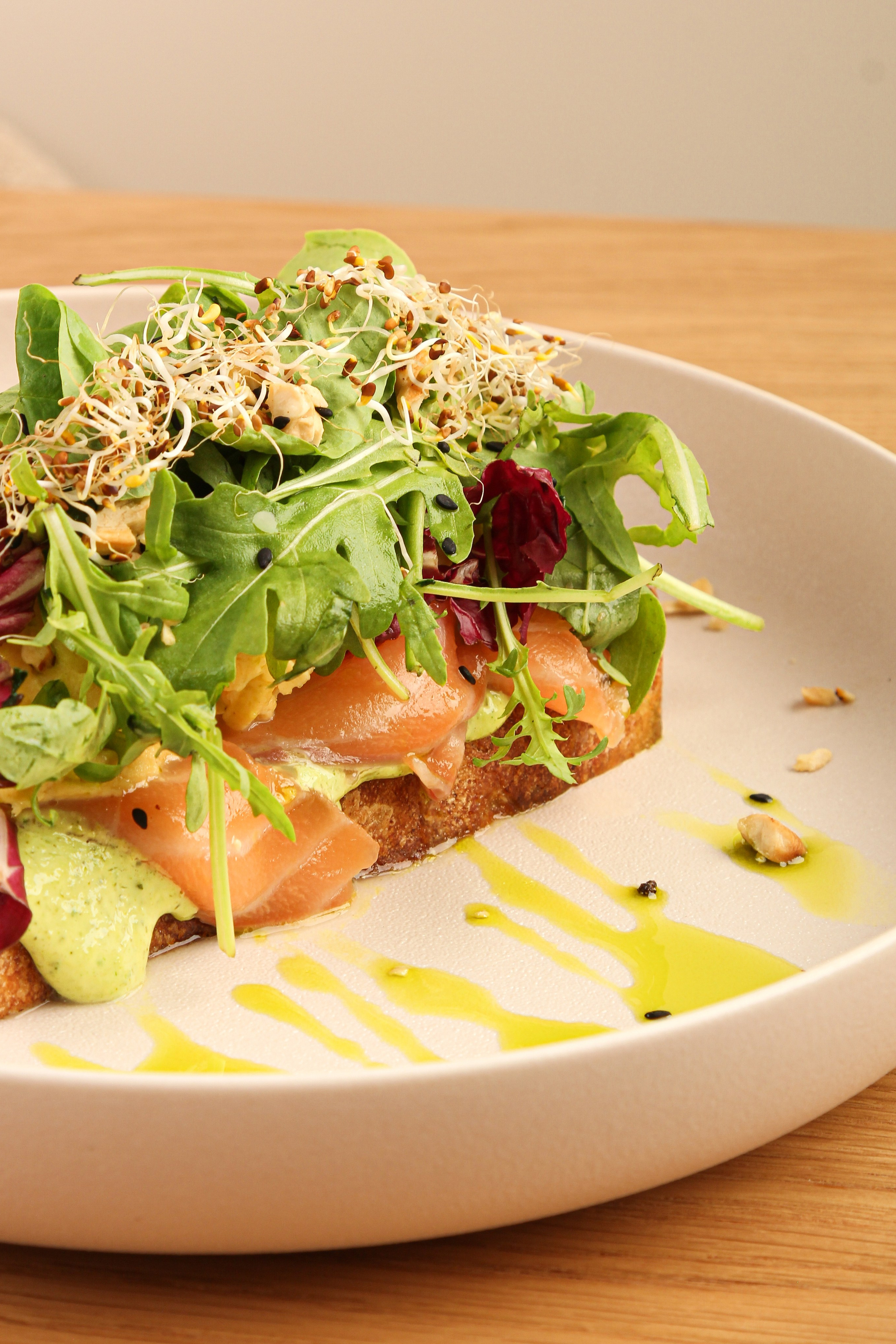 Тост с красной рыбой на завтрак -  профессиональная фуд-съемка в СПб