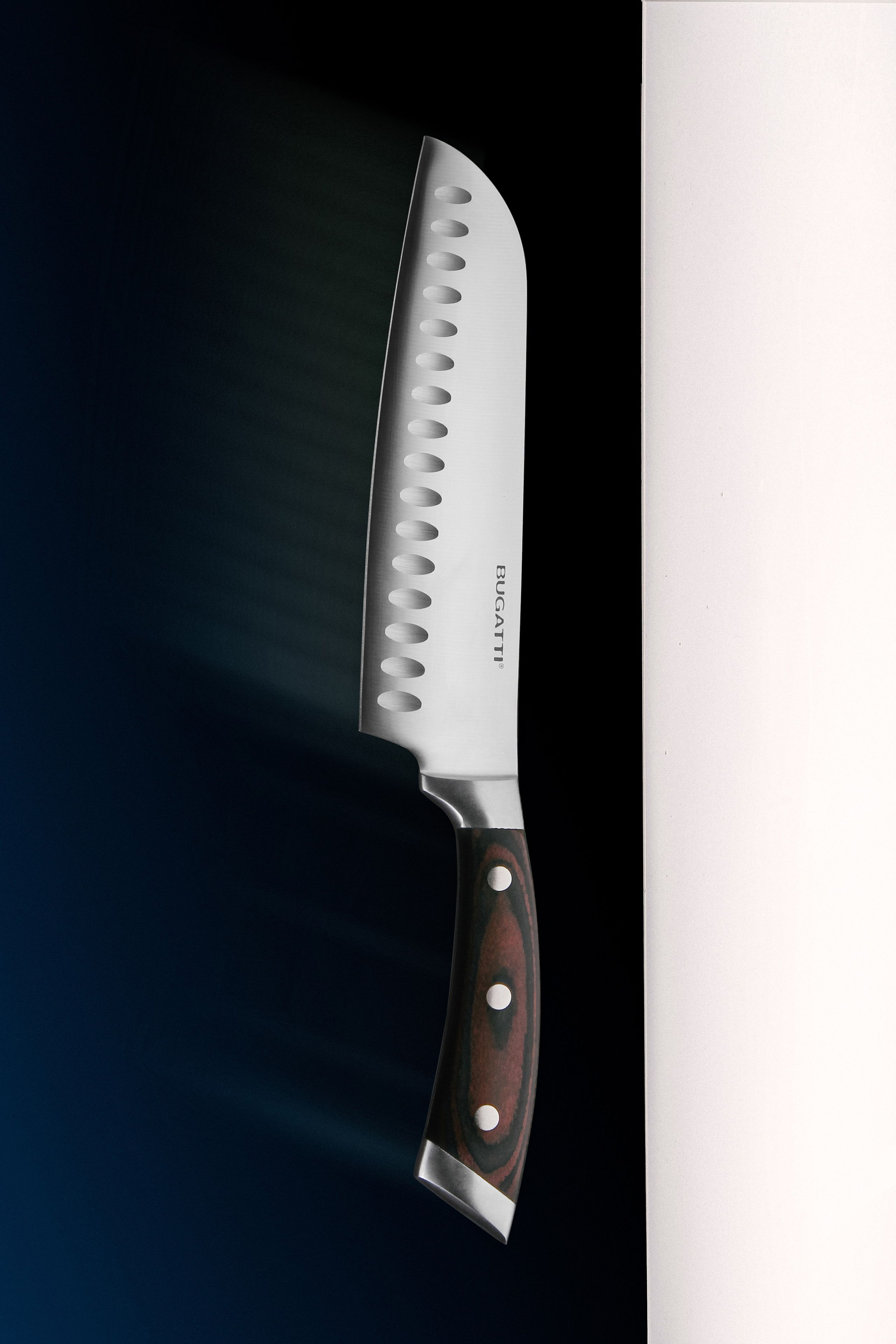 Рекламное фото кухонного ножа на темном фоне с местом под инфографику|предметный фотограф СПб |имиджевая съемка для брендов СПб