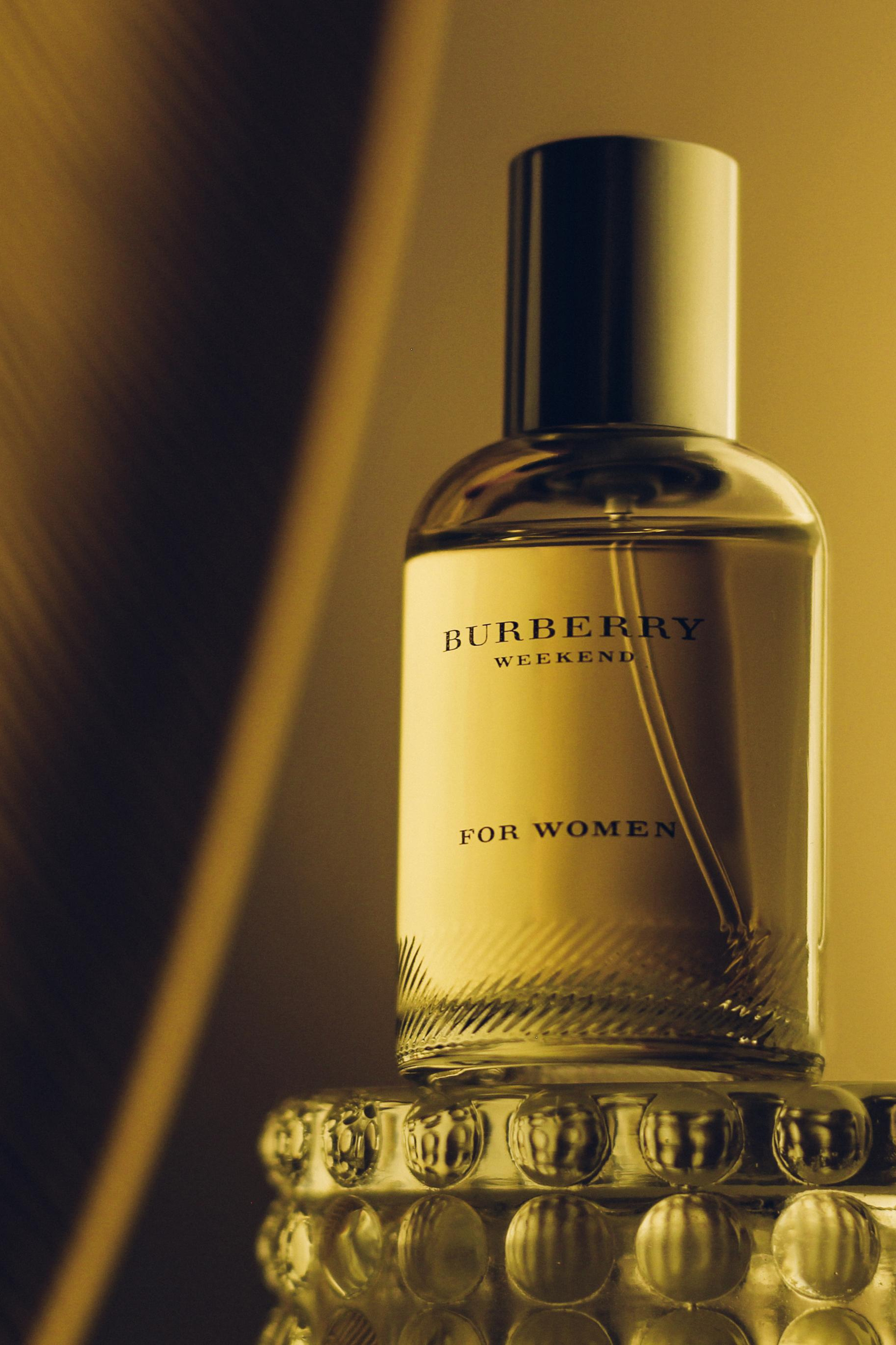 Атмосферное фото духов для рекламы |предметный фотограф СПб|имиджевая съемка для брендов 