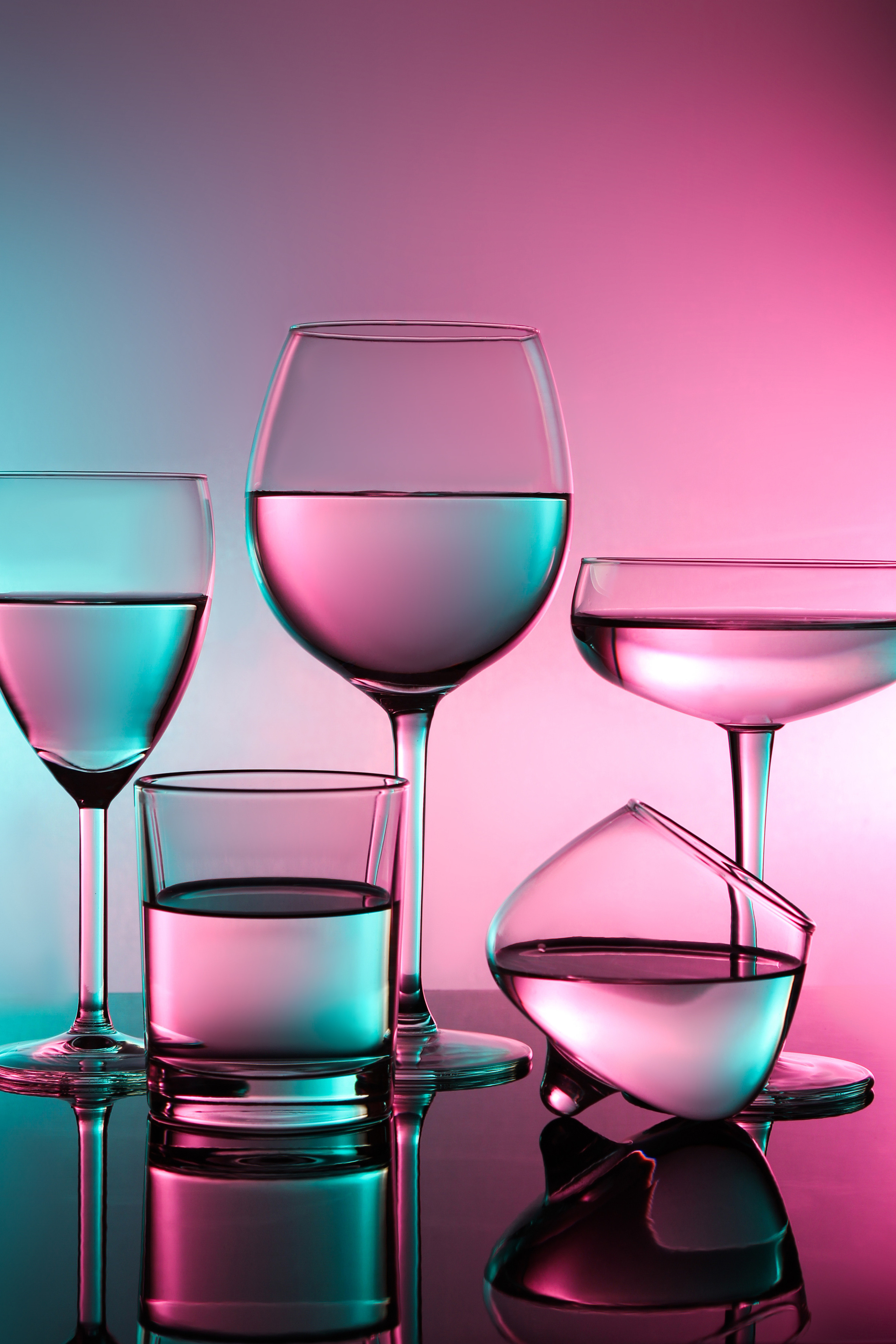Рекламные фото бокалов на разноцветном фоне|предметный фотограф СПб |имиджевая съемка для брендов СПб