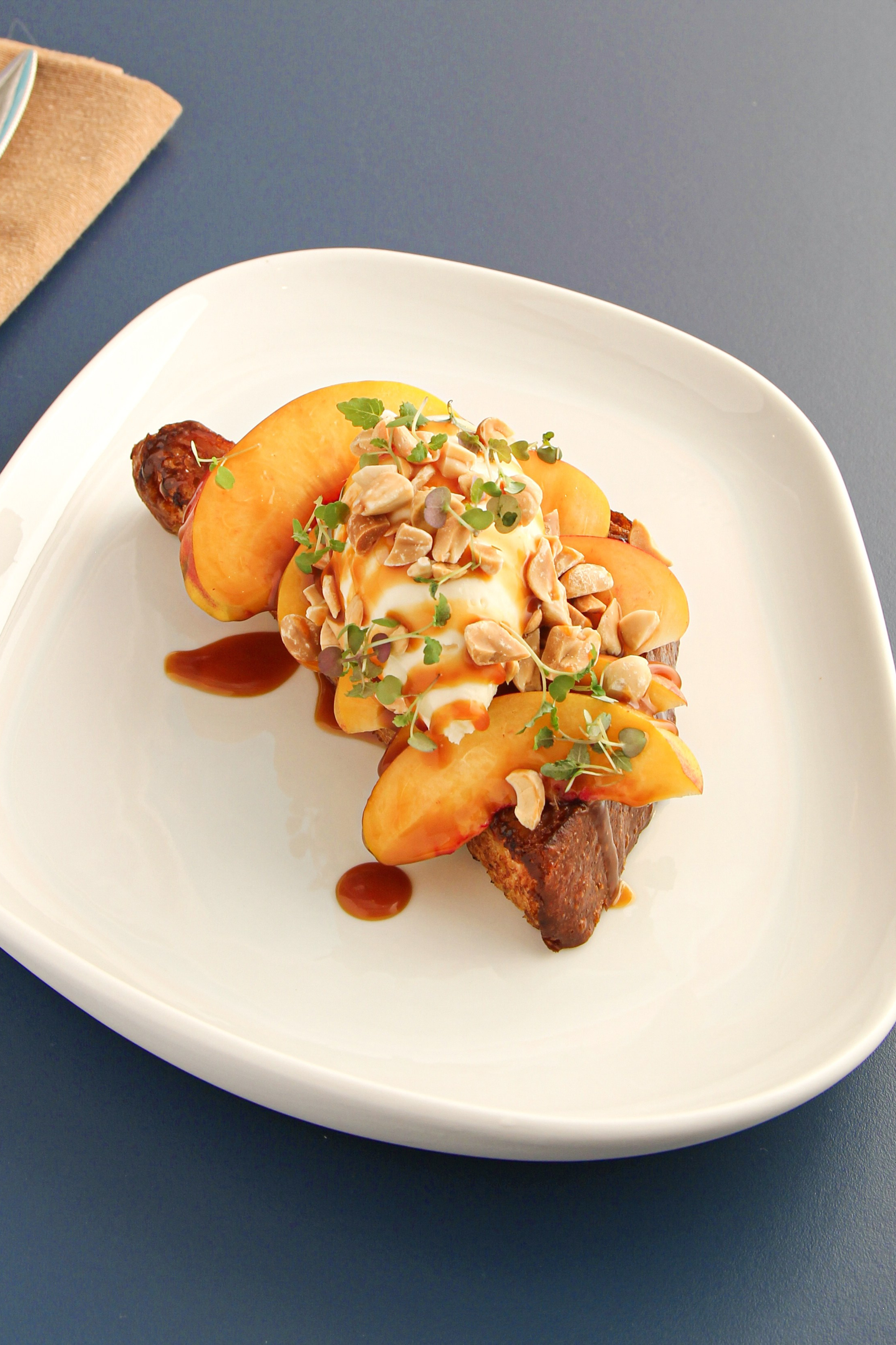 Десерт с персиком - ресторанное фото - профессиональная фуд-съемка в СПб