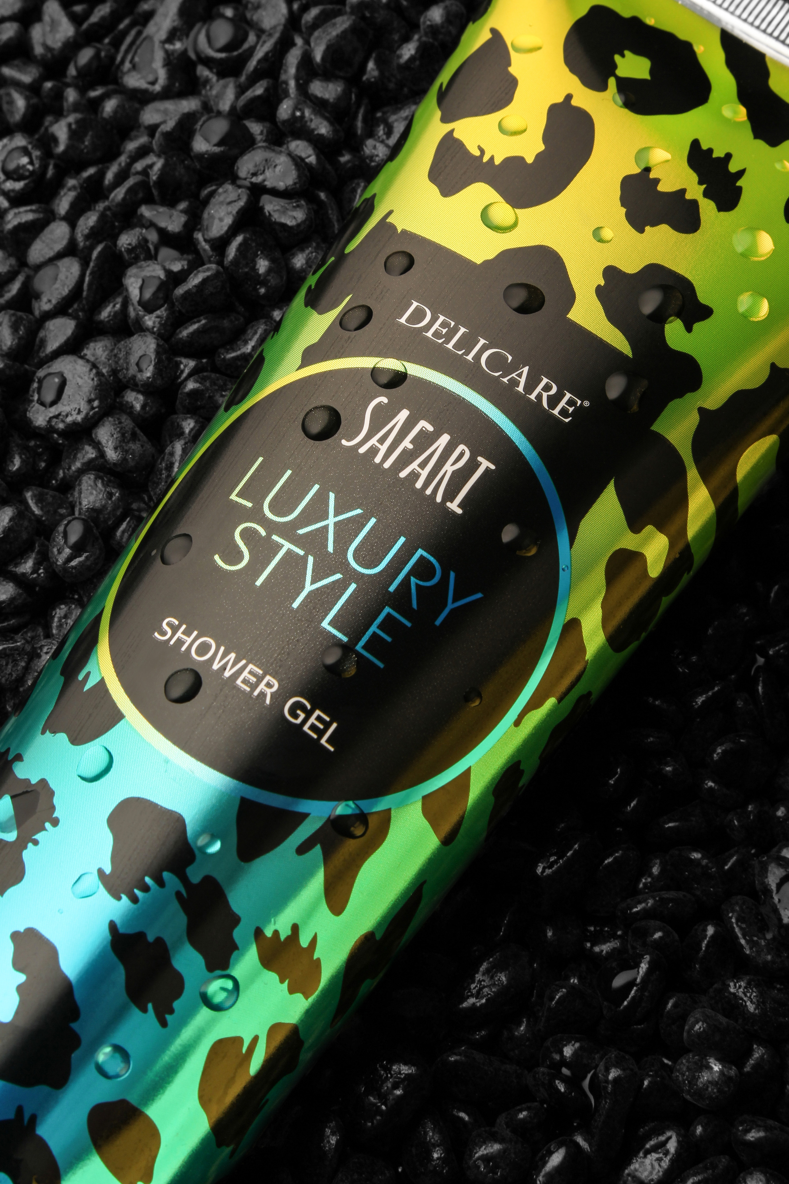 Рекламное фото шампуня с каплями на упаковке на темном фоне |предметный фотограф СПб |имиджевая съемка для брендов СПб