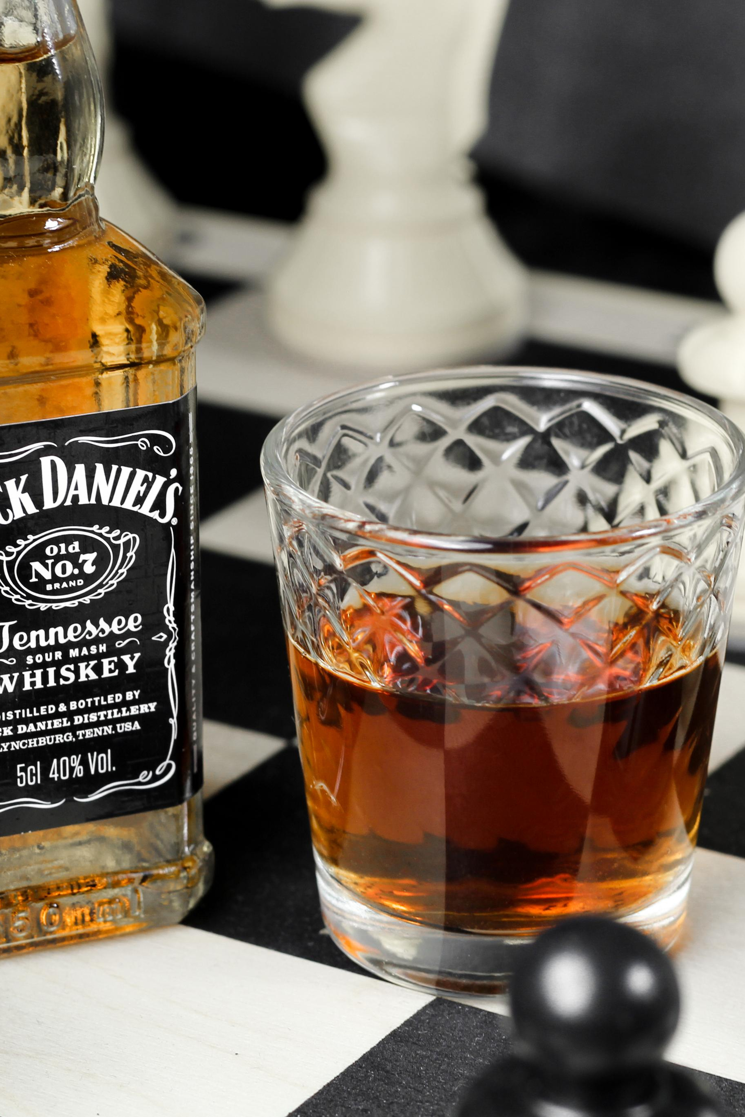 Рекламное фото виски на шахматной доске|предметный фотограф СПб|имиджевая съемка для брендов 