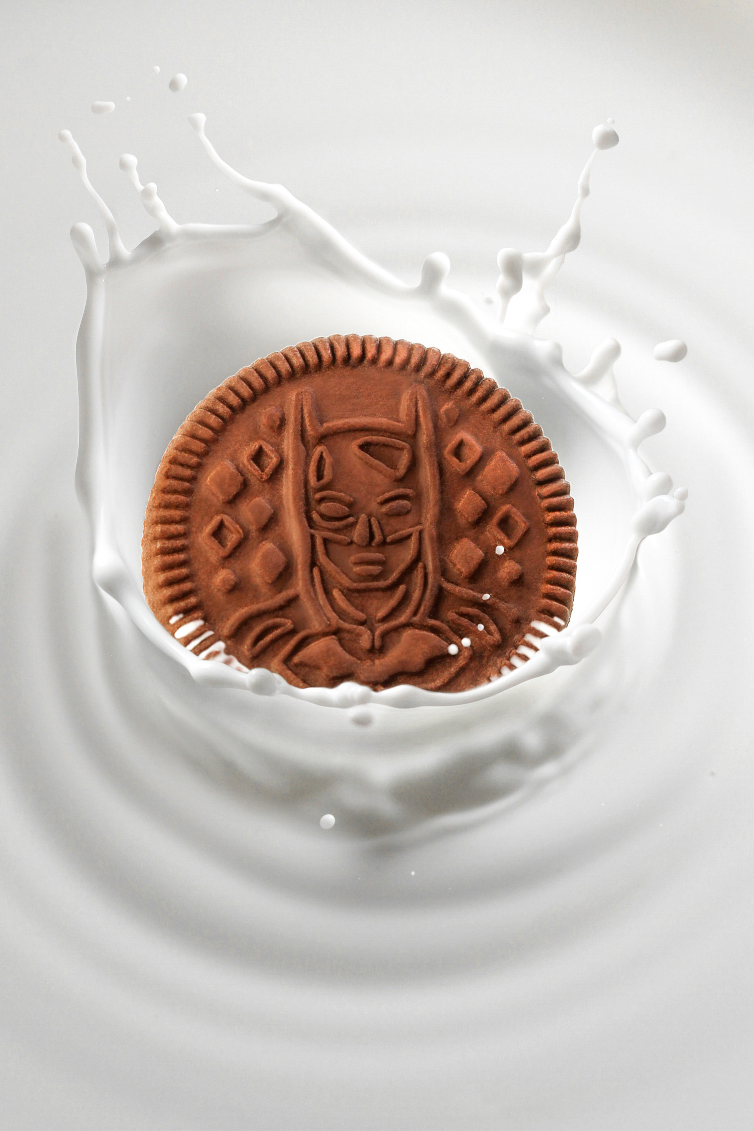 Рекламное фото печенья в молоке с брызгами|предметный фотограф СПб |имиджевая съемка для брендов СПб