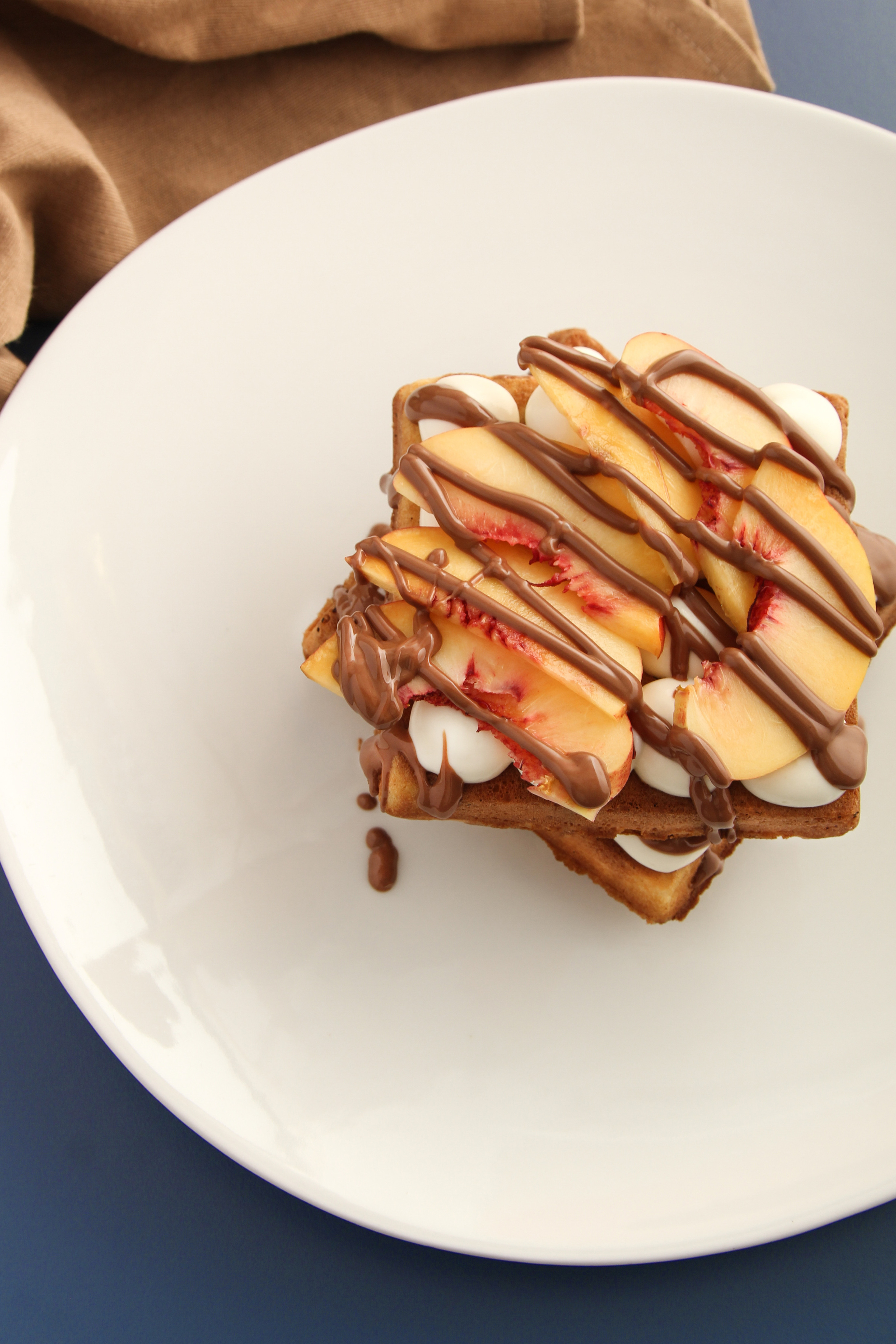 Десерт с персиком - ресторанное фото - профессиональная фуд-фотограф в СПб