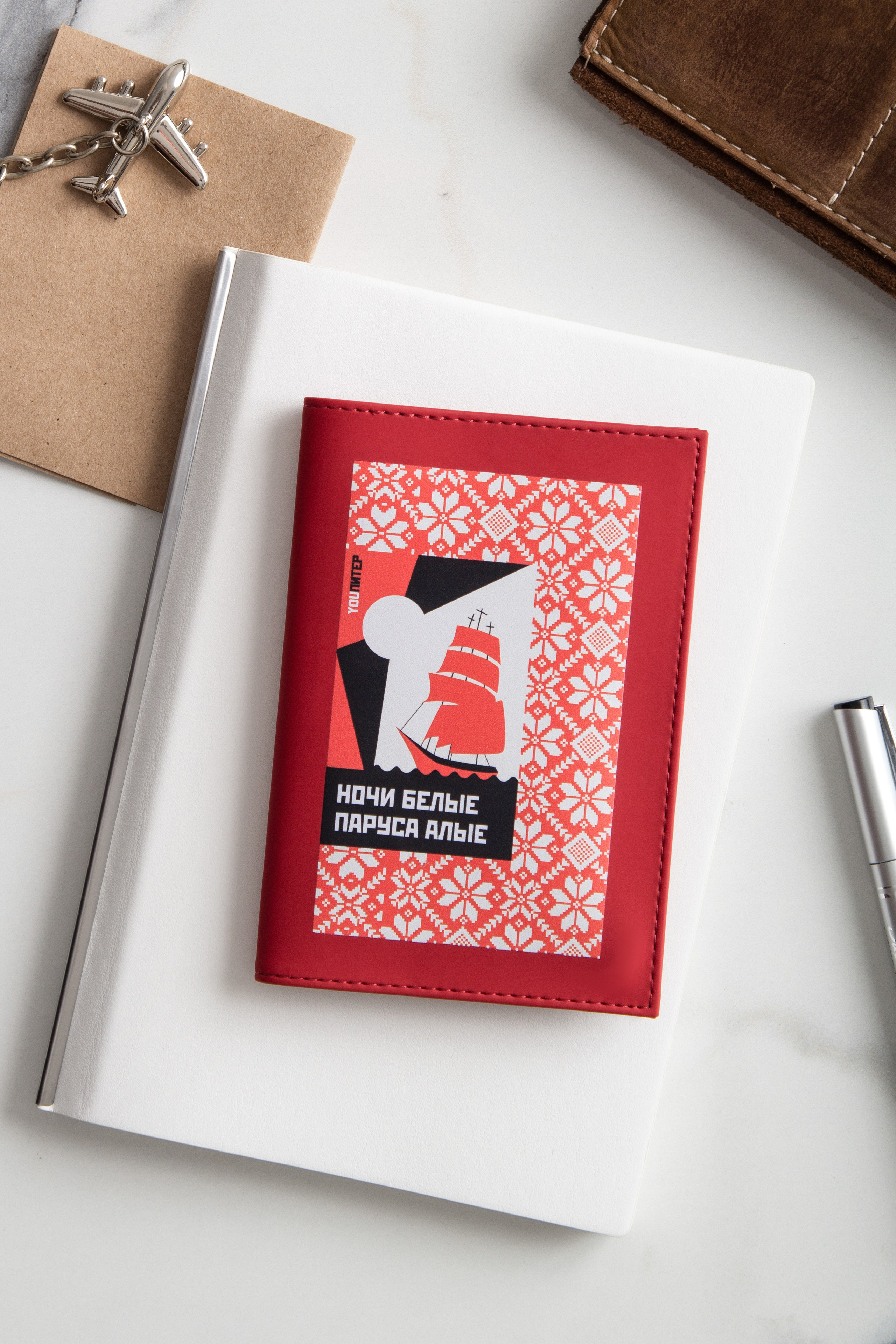 Красный блокнот | Профессиональная каталожная съемка канцелярских товаров | Предметный фотограф Санкт-Петербург