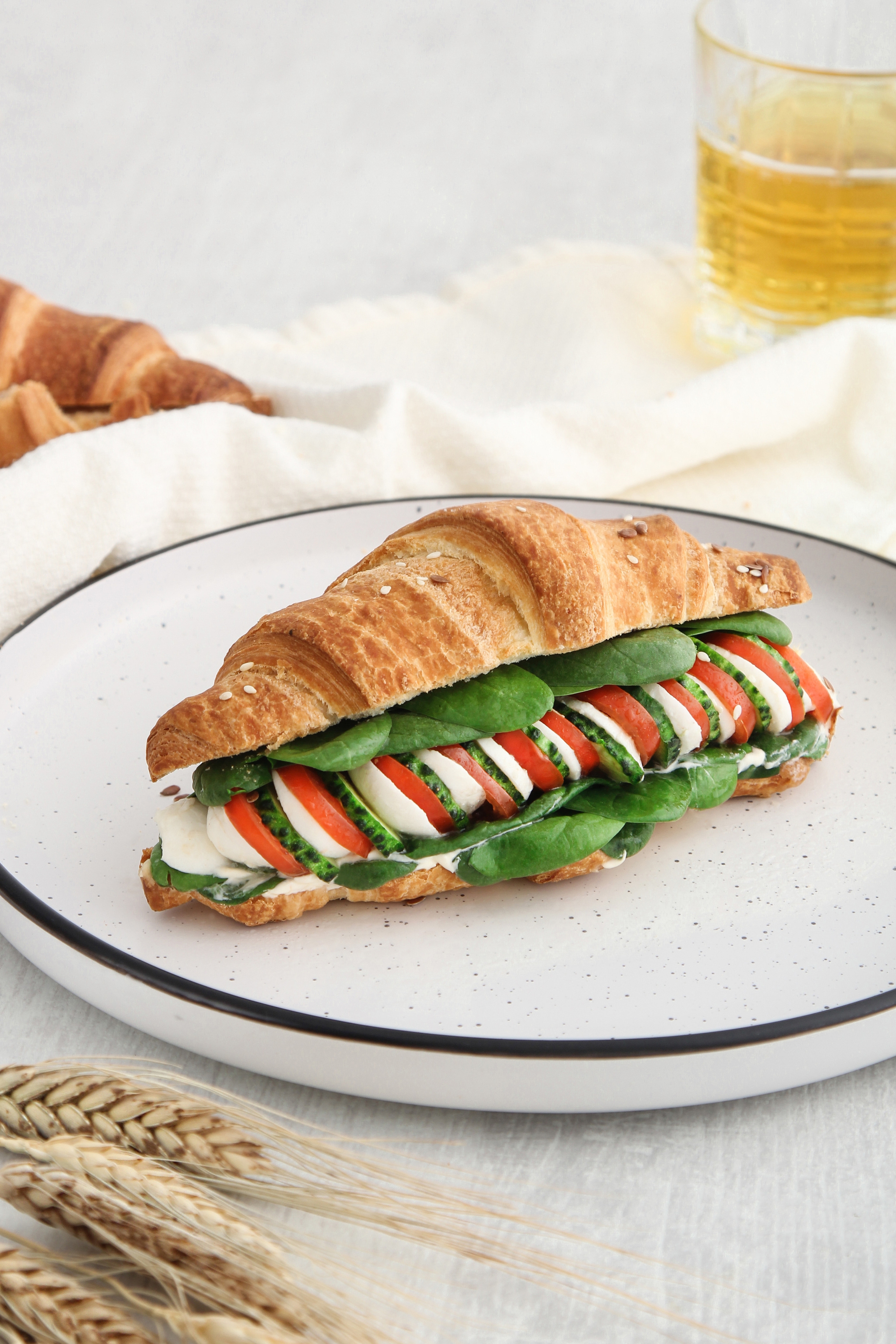 Сэндвич-круассан - фото для рекламы пекарни 