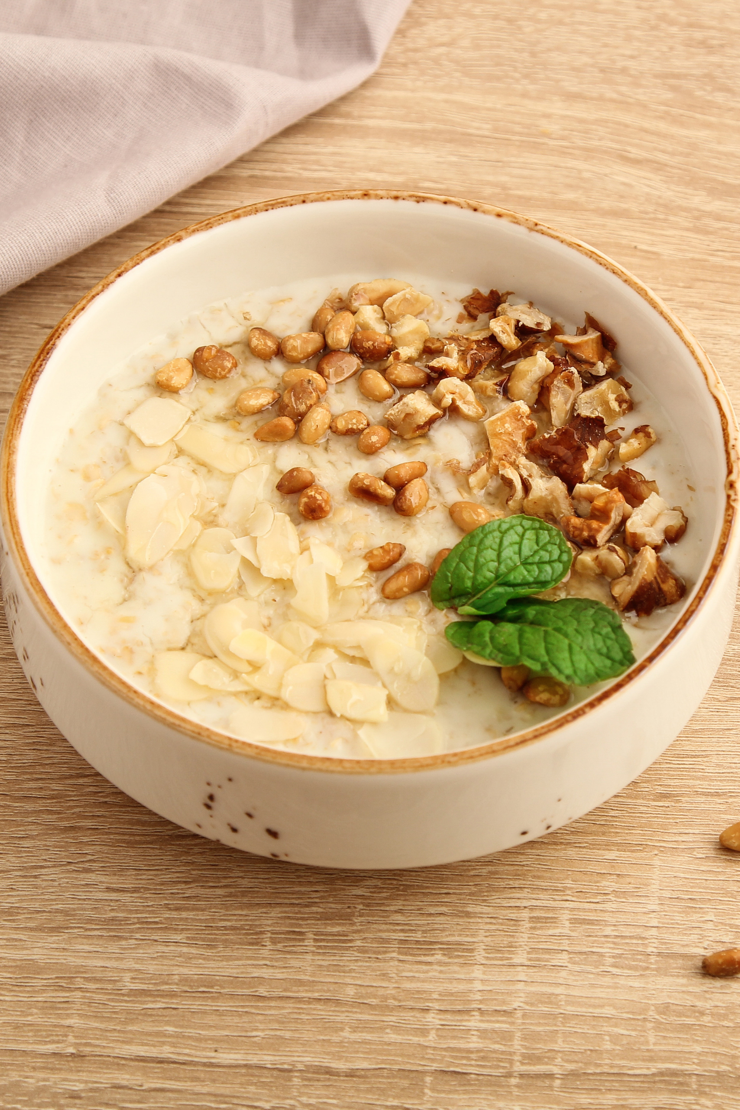 Каша на завтрак с орешками - профессиональная съемка еды в Санкт-Петербурге