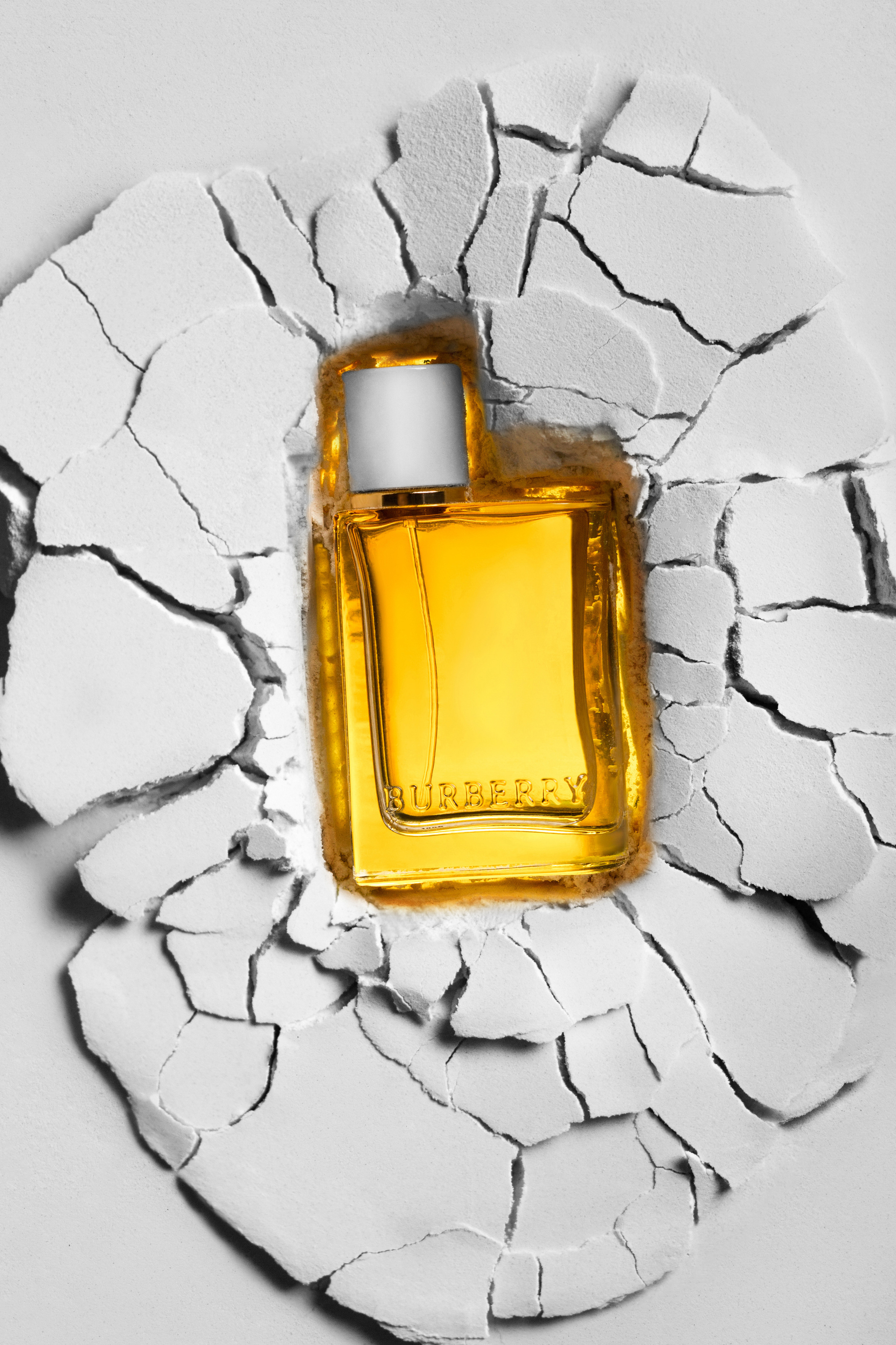 Рекламное фото духов в треснутой стене|предметный фотограф СПб|имиджевая съемка для брендов 