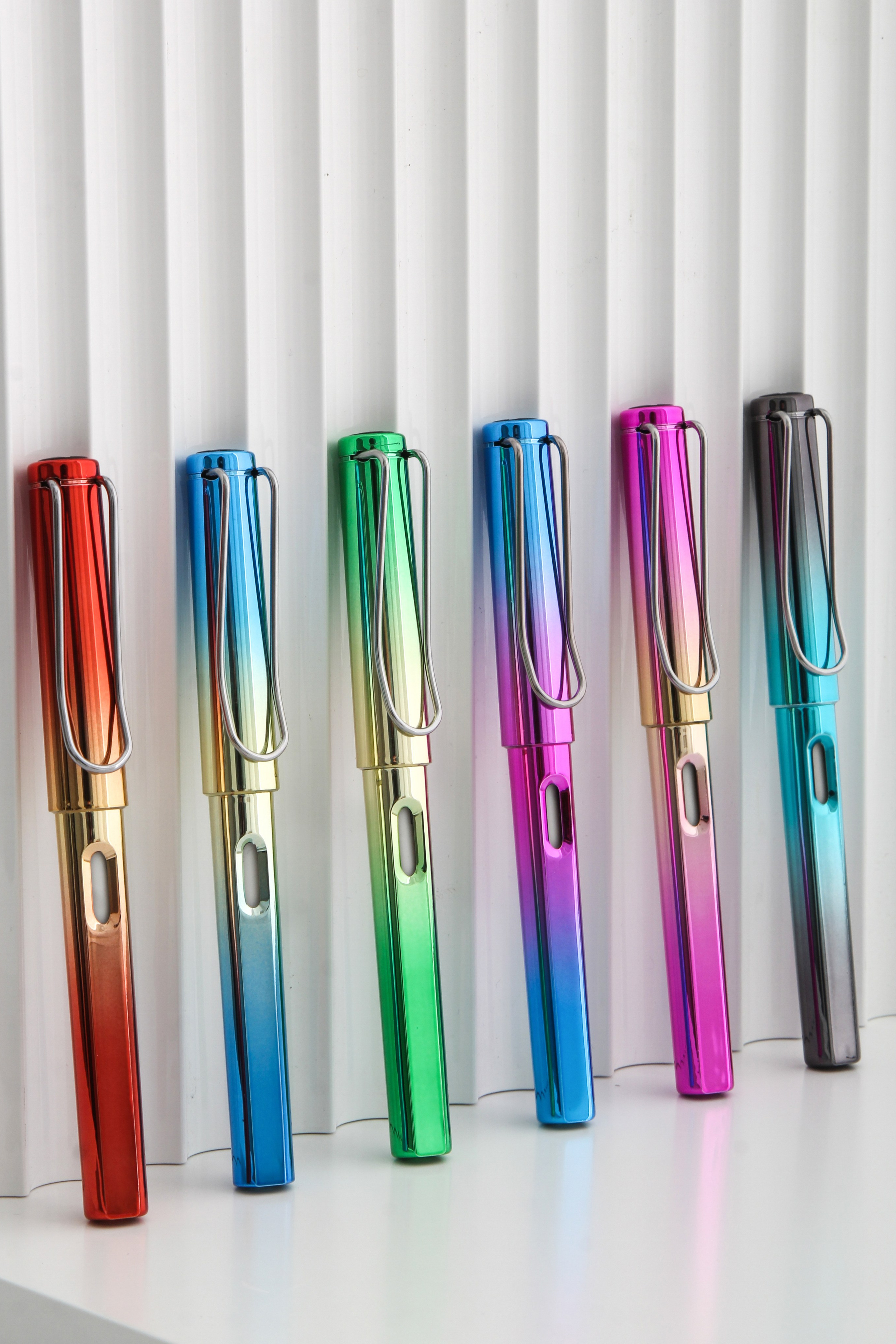 Рекламное фото набора ручек, карандашей на белом фоне|предметный фотограф СПб |имиджевая съемка для брендов СПб