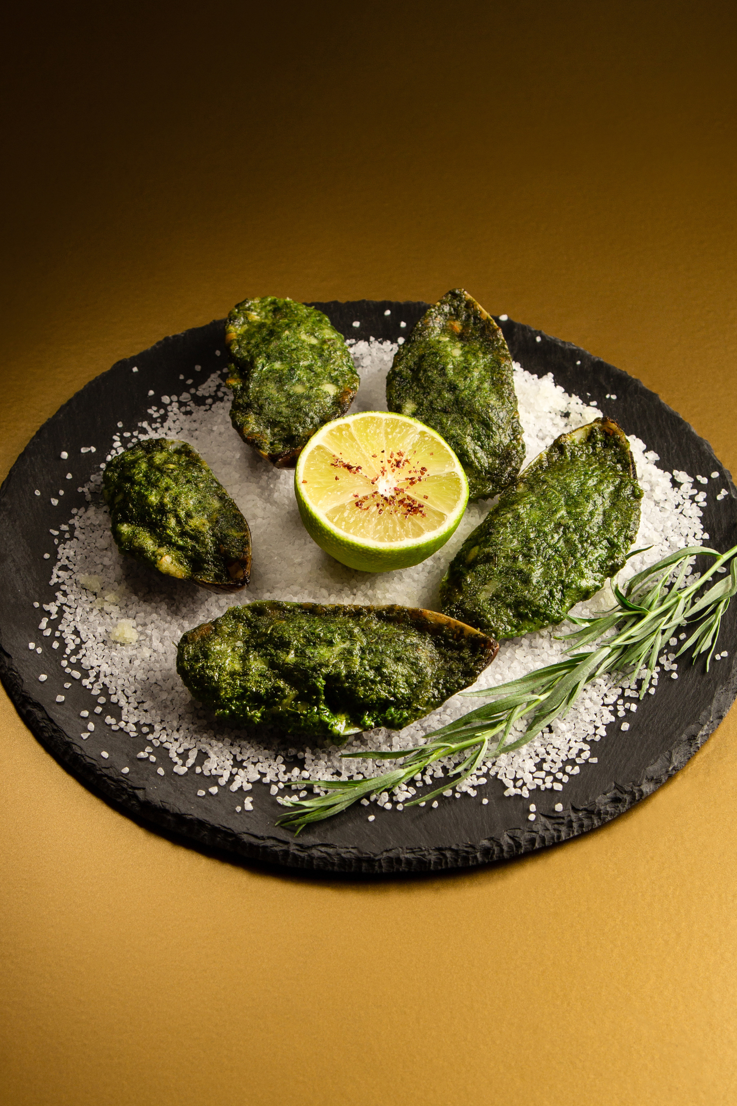 Фуд фото устриц на золотом фоне - профессиональная фуд-фотограф в Санкт-Петербурге