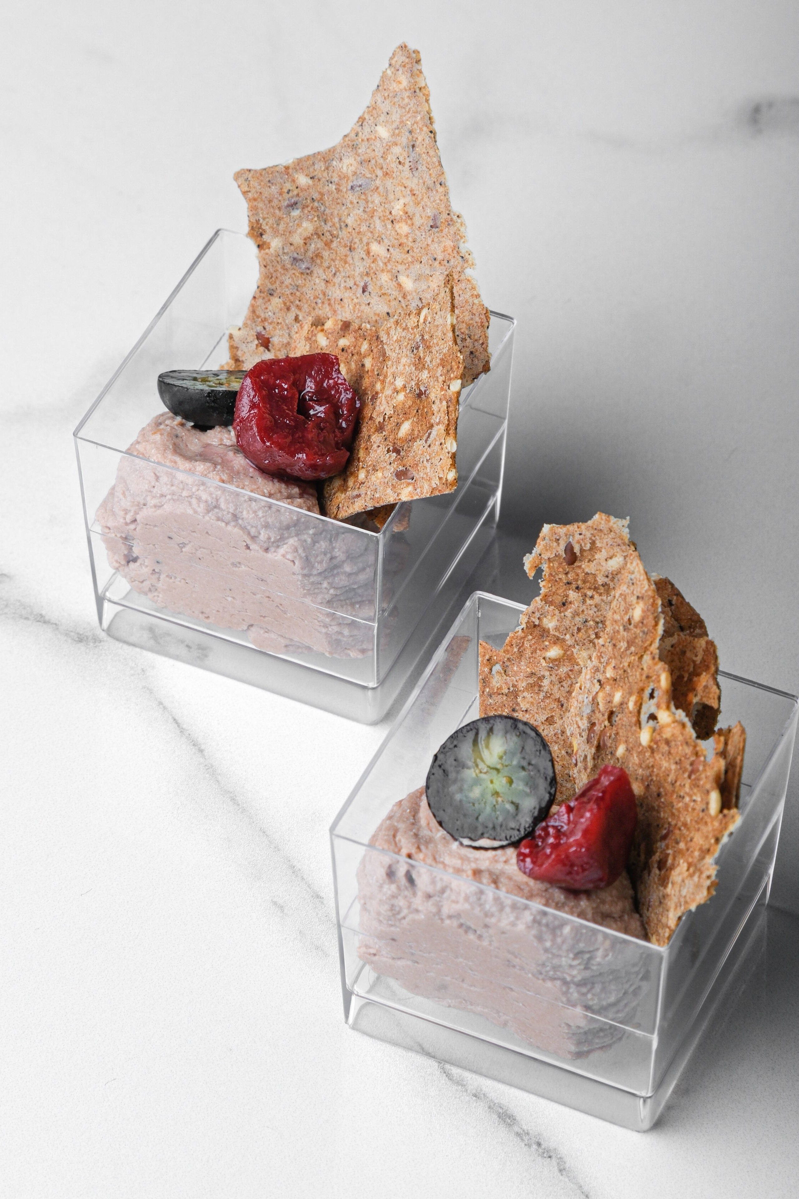 Закуска с паштетом на мраморном фоне | Профессиональная фуд съемка СПб для ресторанов и быстро 