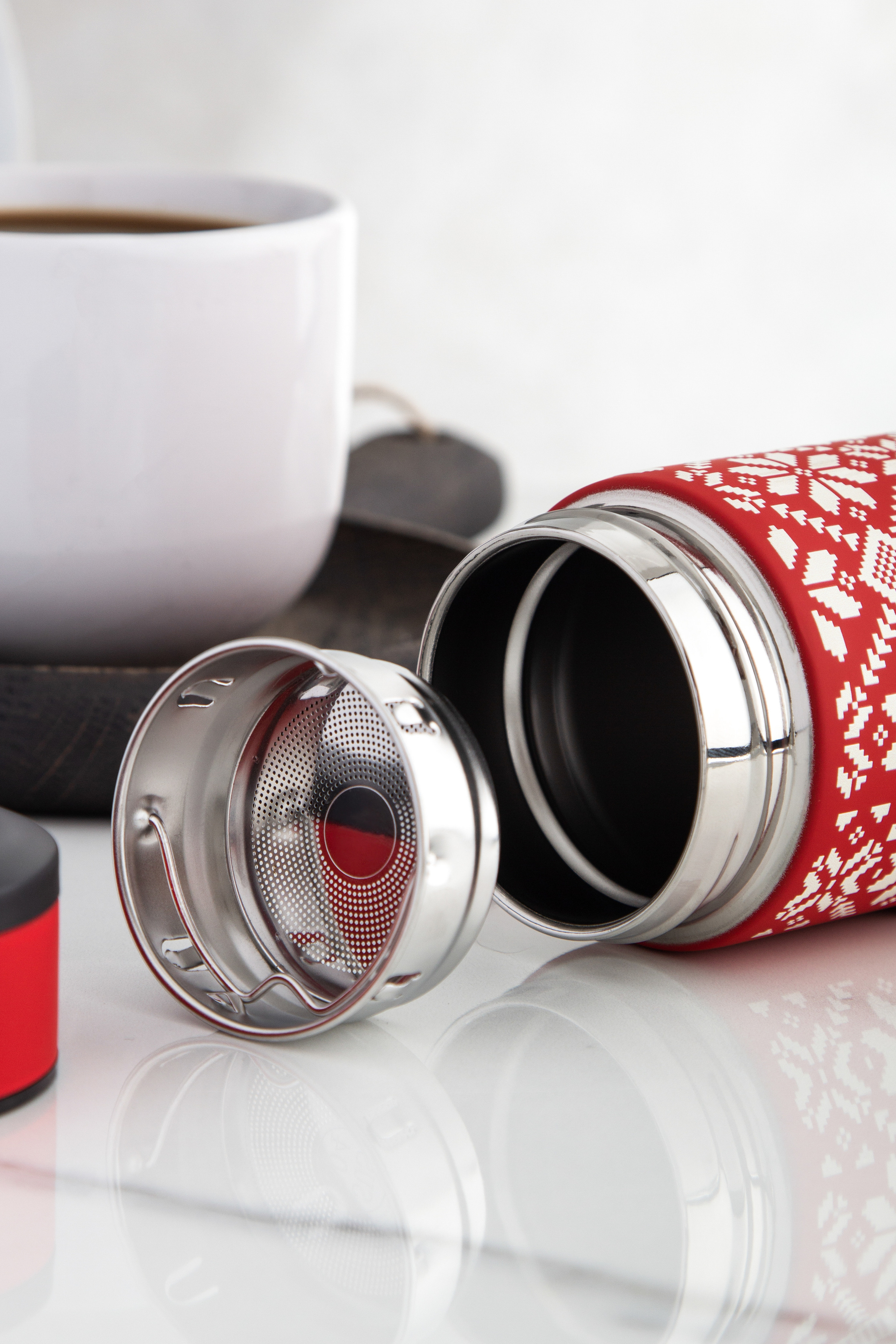 Красный термос | Профессиональная каталожная съемка бытовых товаров | Предметный фотограф Санкт-Петербург