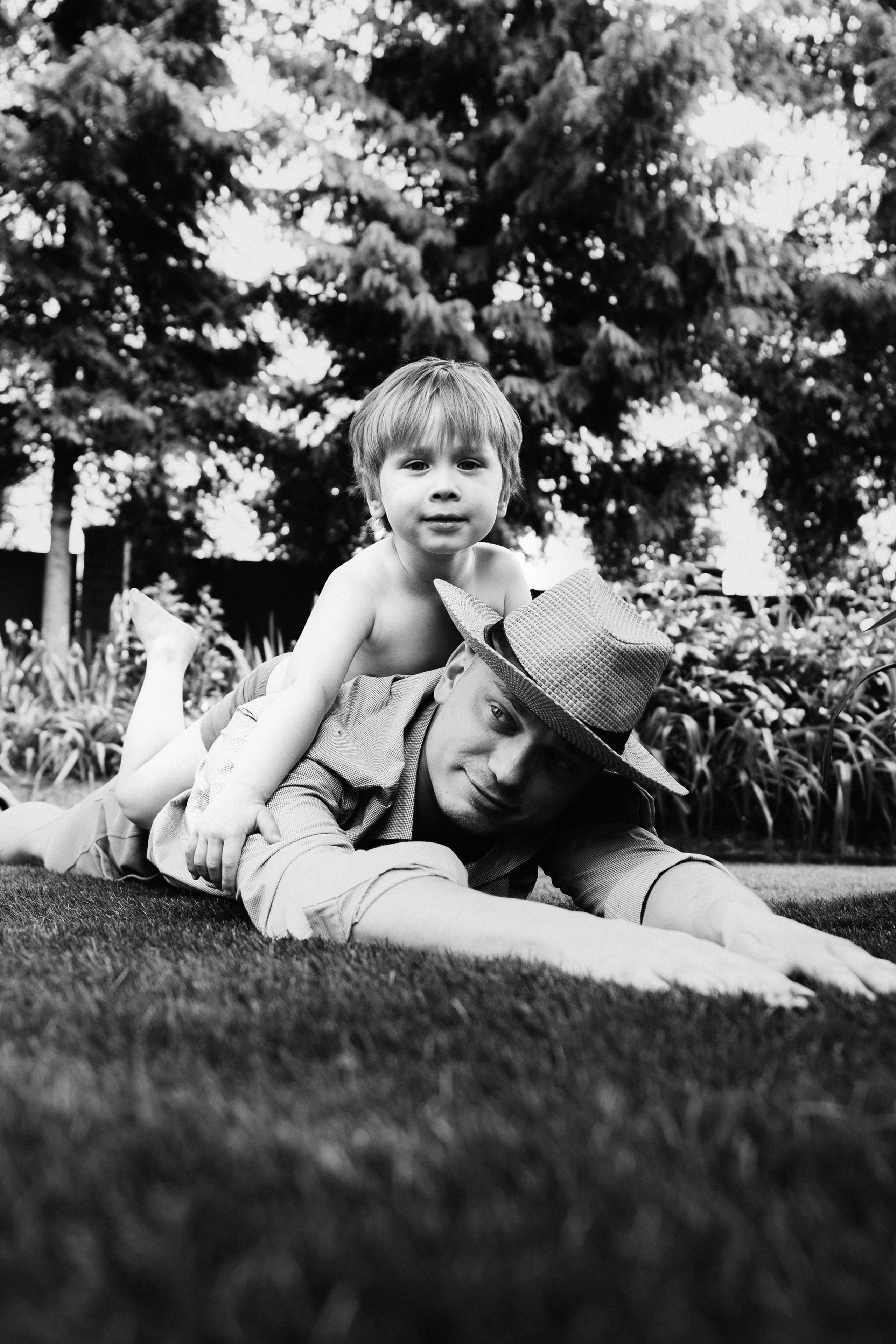 СЫН ВИДИТ В ОТЦЕ ГЕРОЯ, ДОЧЬ — РЫЦАРЯ