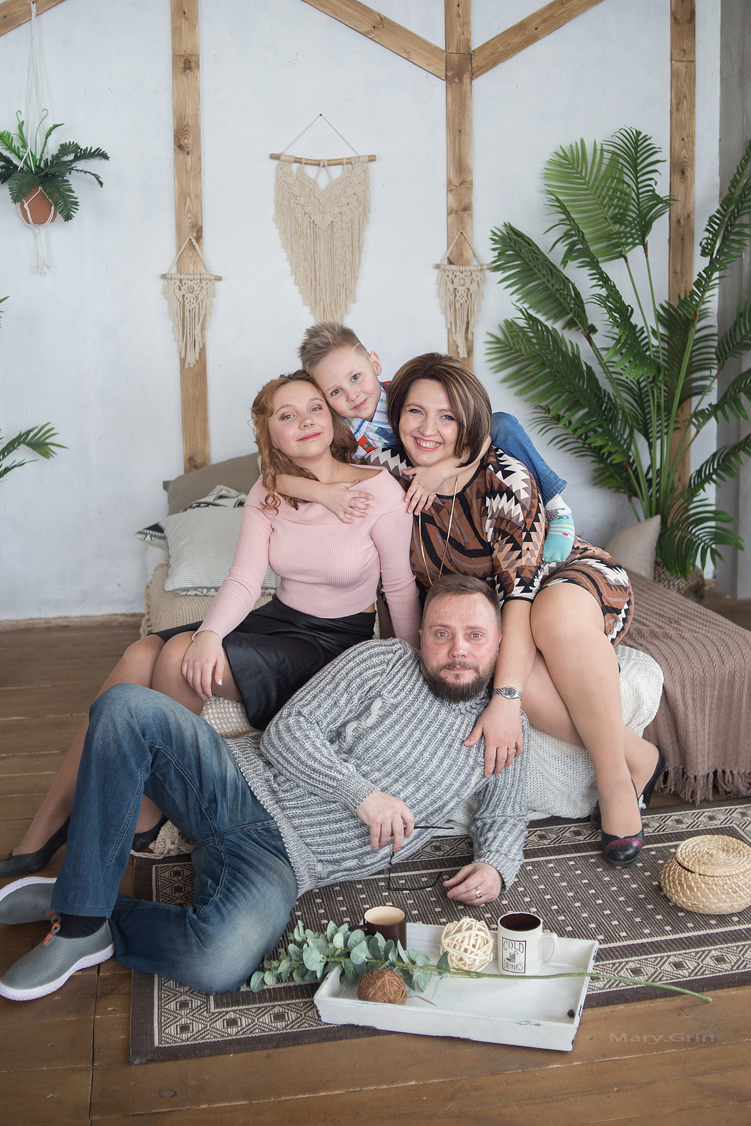 Студийная фотосессия семьи Александра и Марии