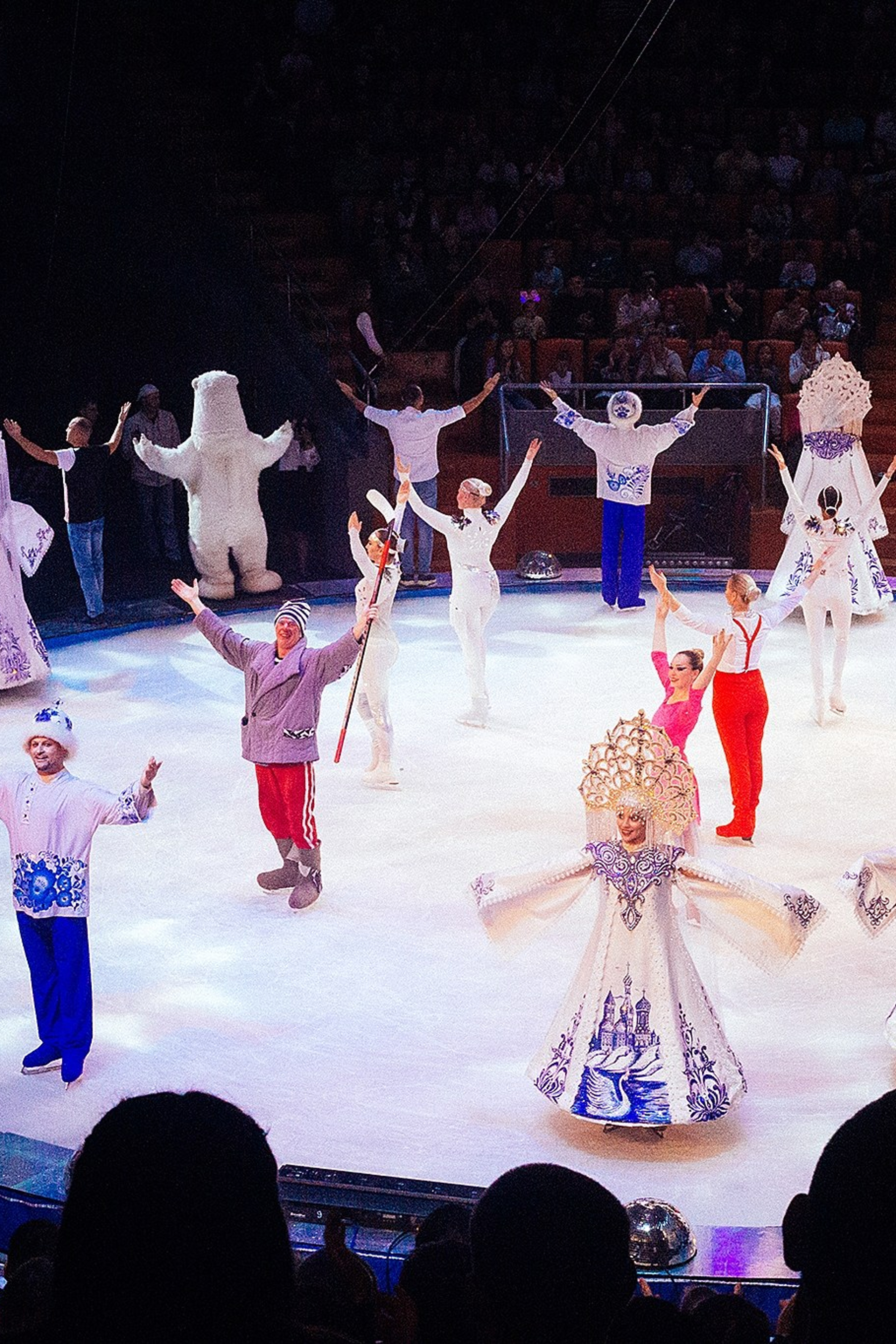 Цирк на льду. Айсберг с белыми медведями