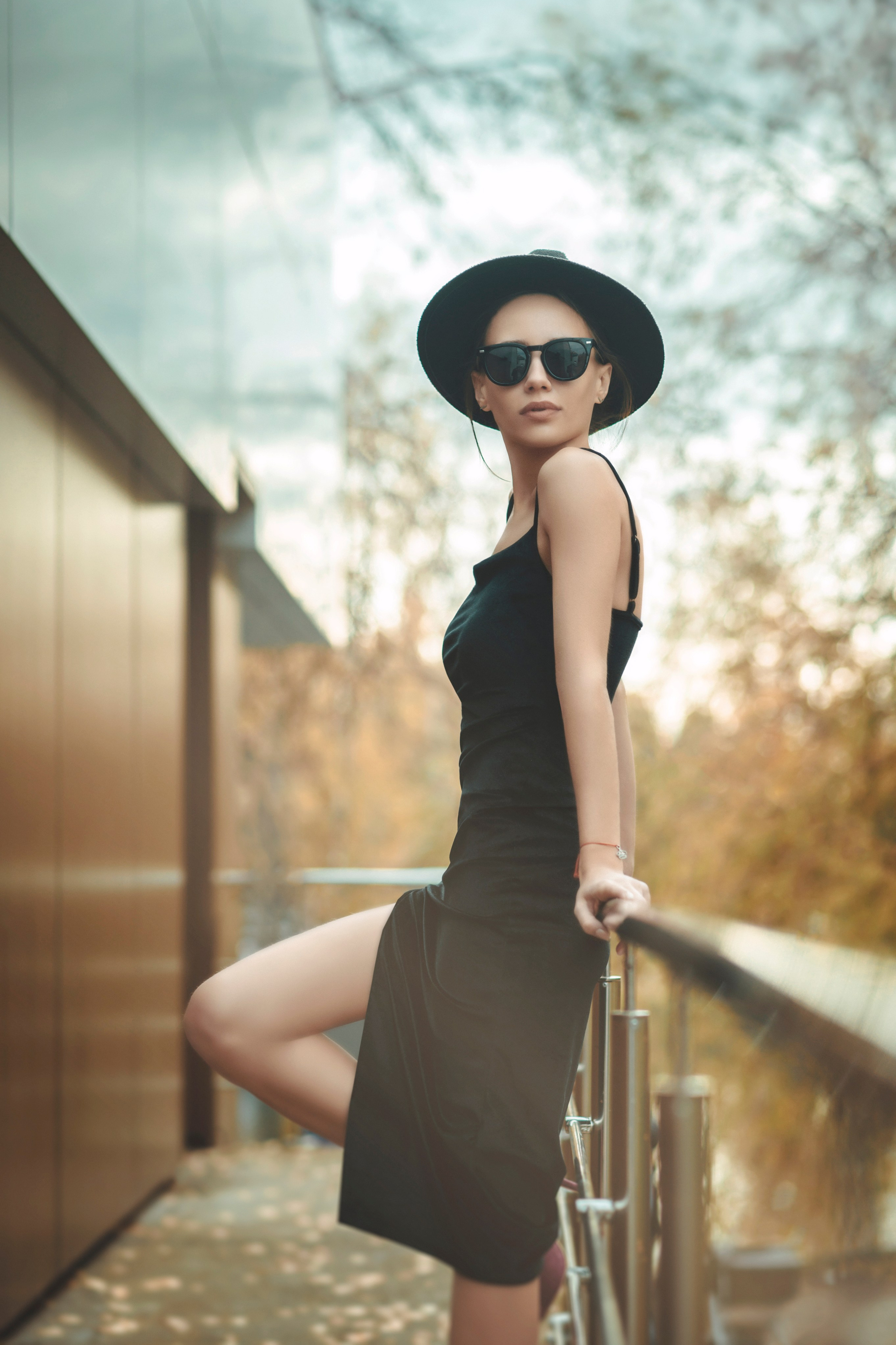Индивидуальные и семейные фотопрогулки по городу, love story, lifestyle, женские, мужские, fashion и urban-style съемки. Локации: парки, набережные, современная архитектура, старые улицы Казани. Также: вечерние кинокадры, репортажные съемки и съемки дома. Профессиональный фотограф в г. Казани Садег Азарми, +79172284430