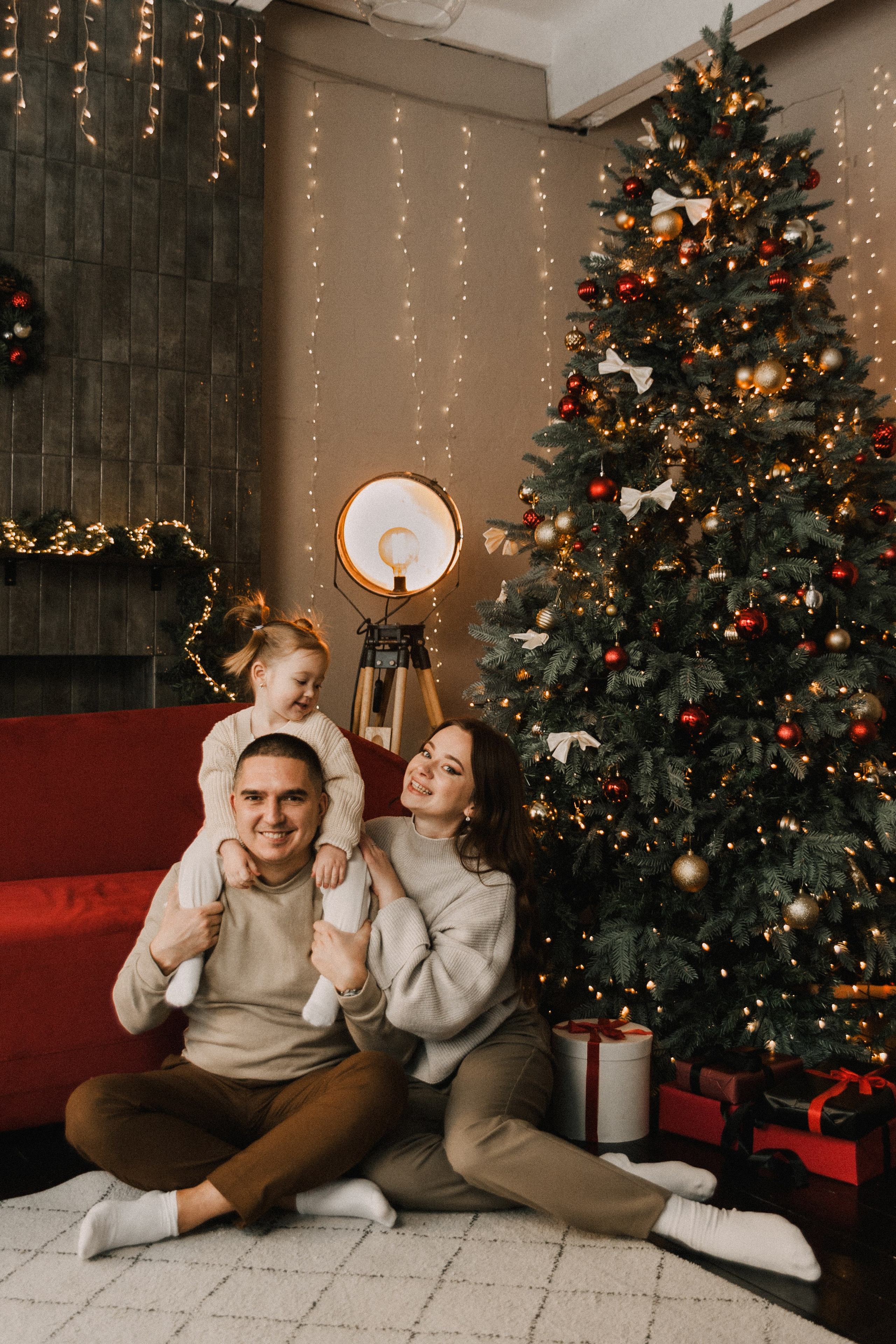 Тренды новогодних съемок 2025. Фотограф в Екатеринбурге Артём Зайнетдинов