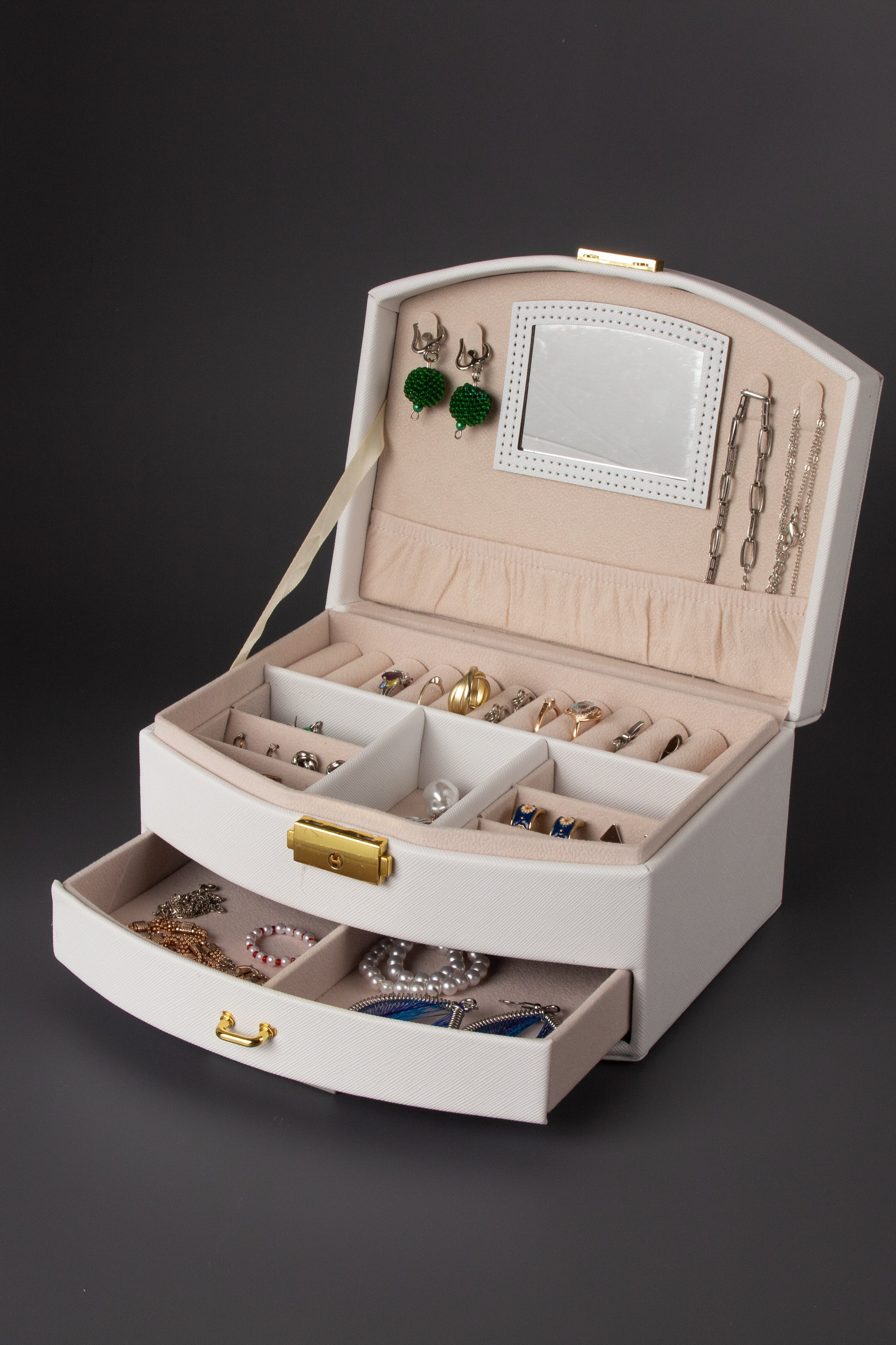 Шкатулка на сером