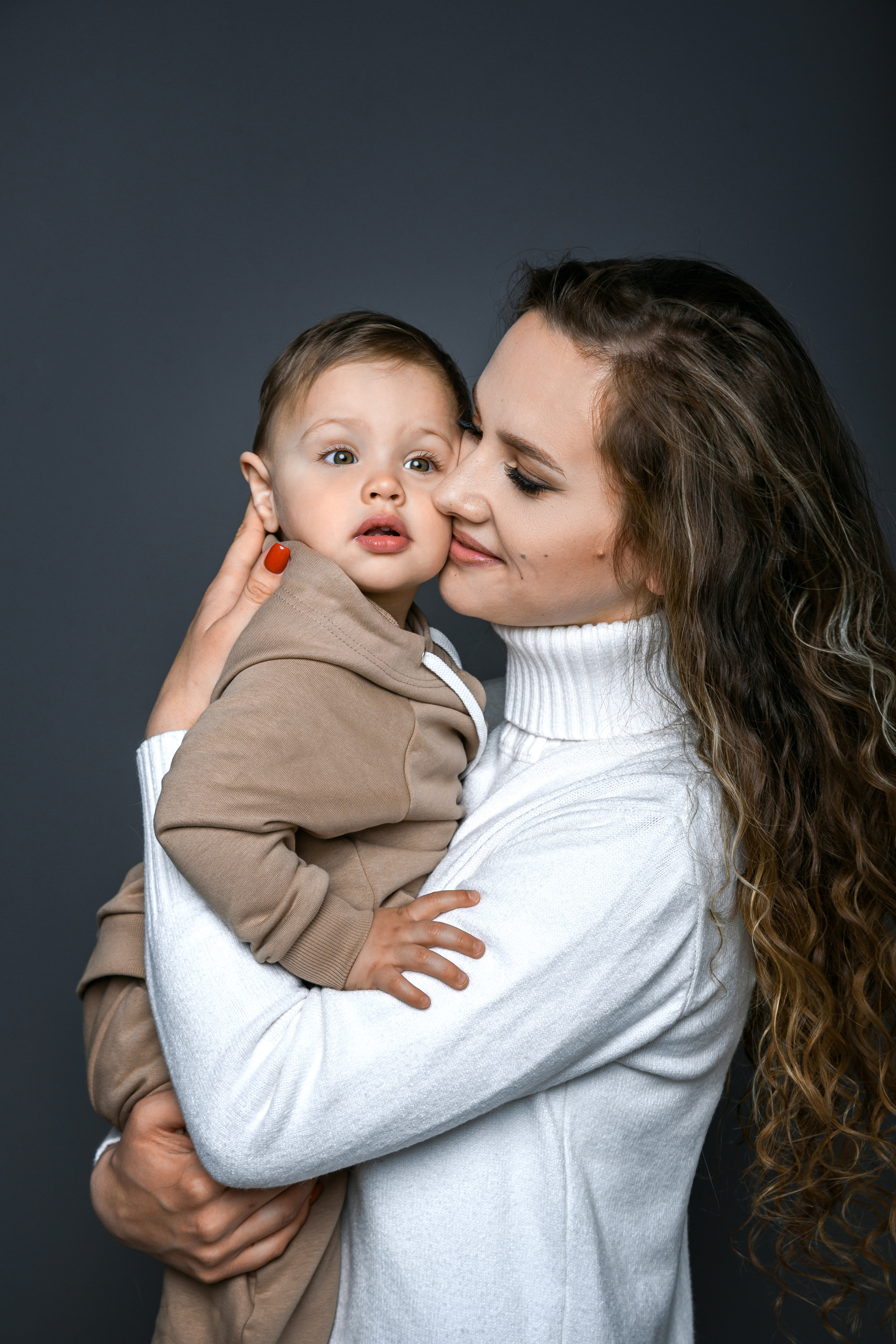 Семейная на однотонном фоне